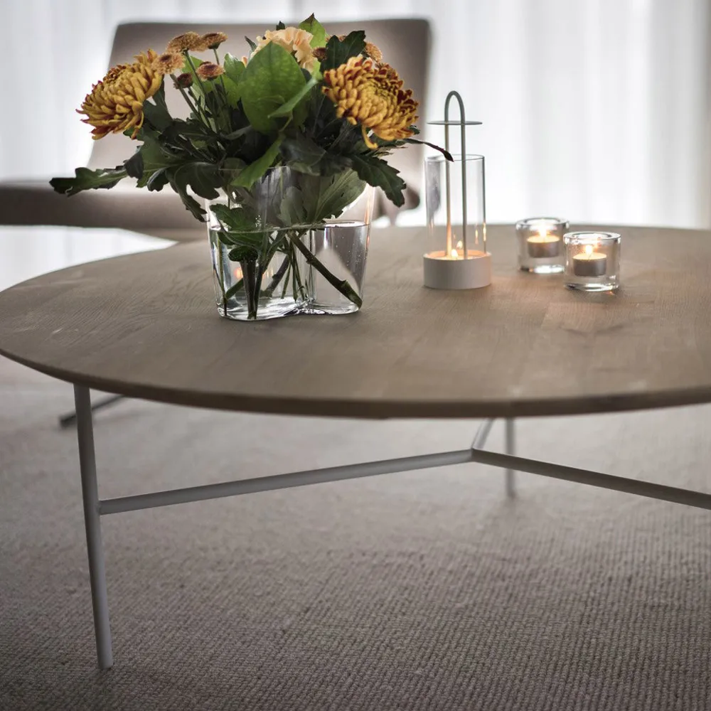 Mesa de centro Tribeca, Roble rústico enjabonado, patas blancas, ø80 Mavis