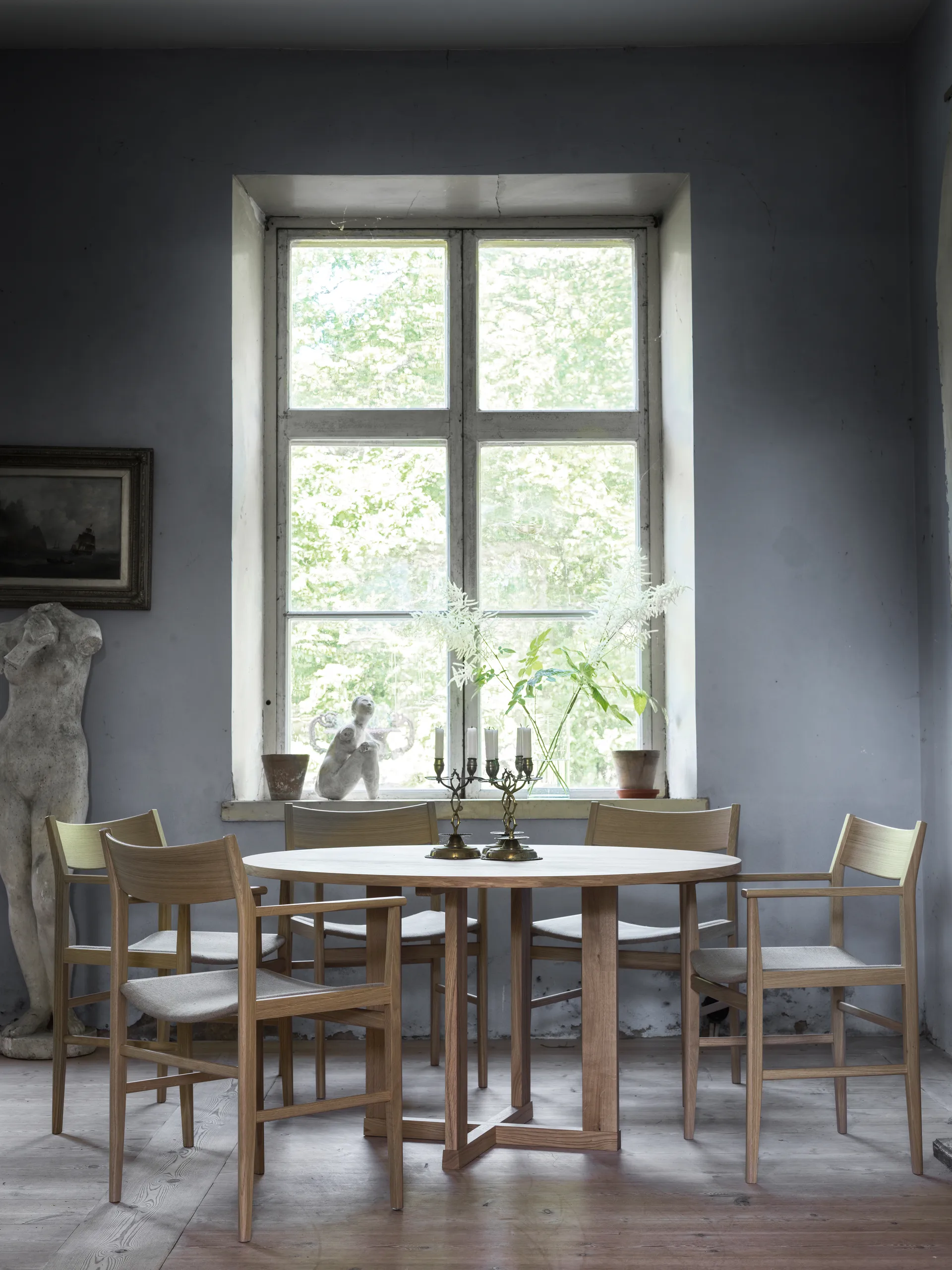 Mesa de comedor Arv ⌀130 cm, Roble blanqueado con acabado mate  Mavis