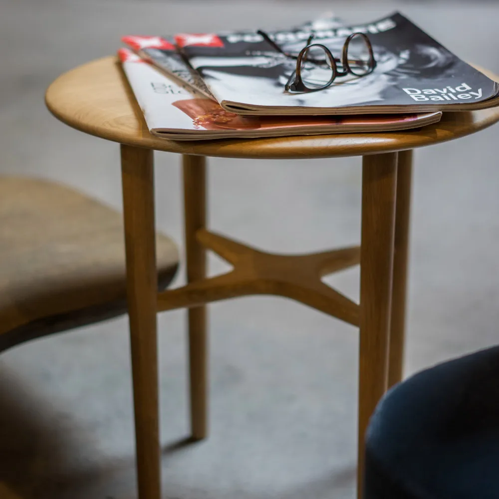 Mesita auxiliar Crest, Roble blanqueado con laca transparente Mavis