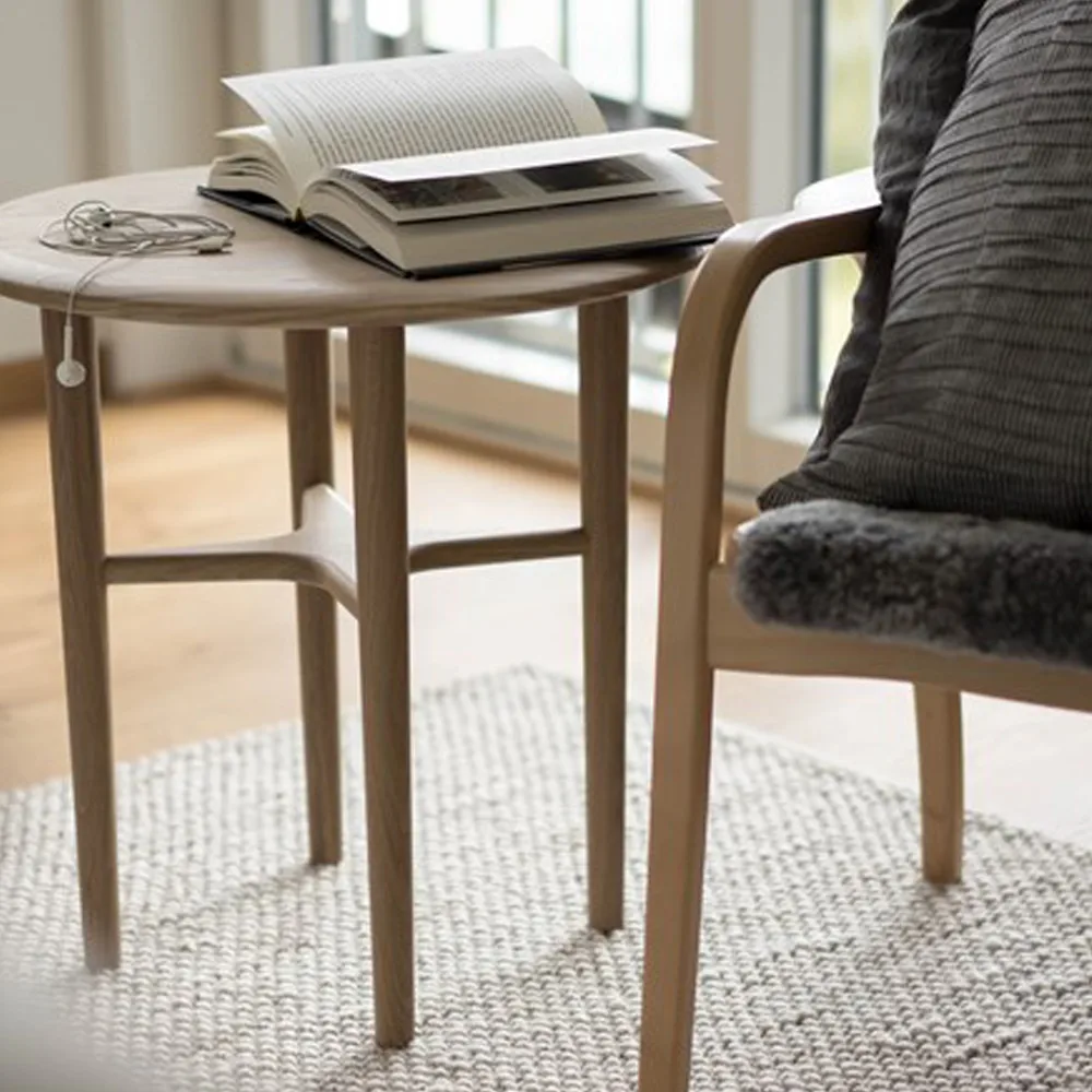 Mesita auxiliar Crest, Roble blanqueado con laca transparente Mavis