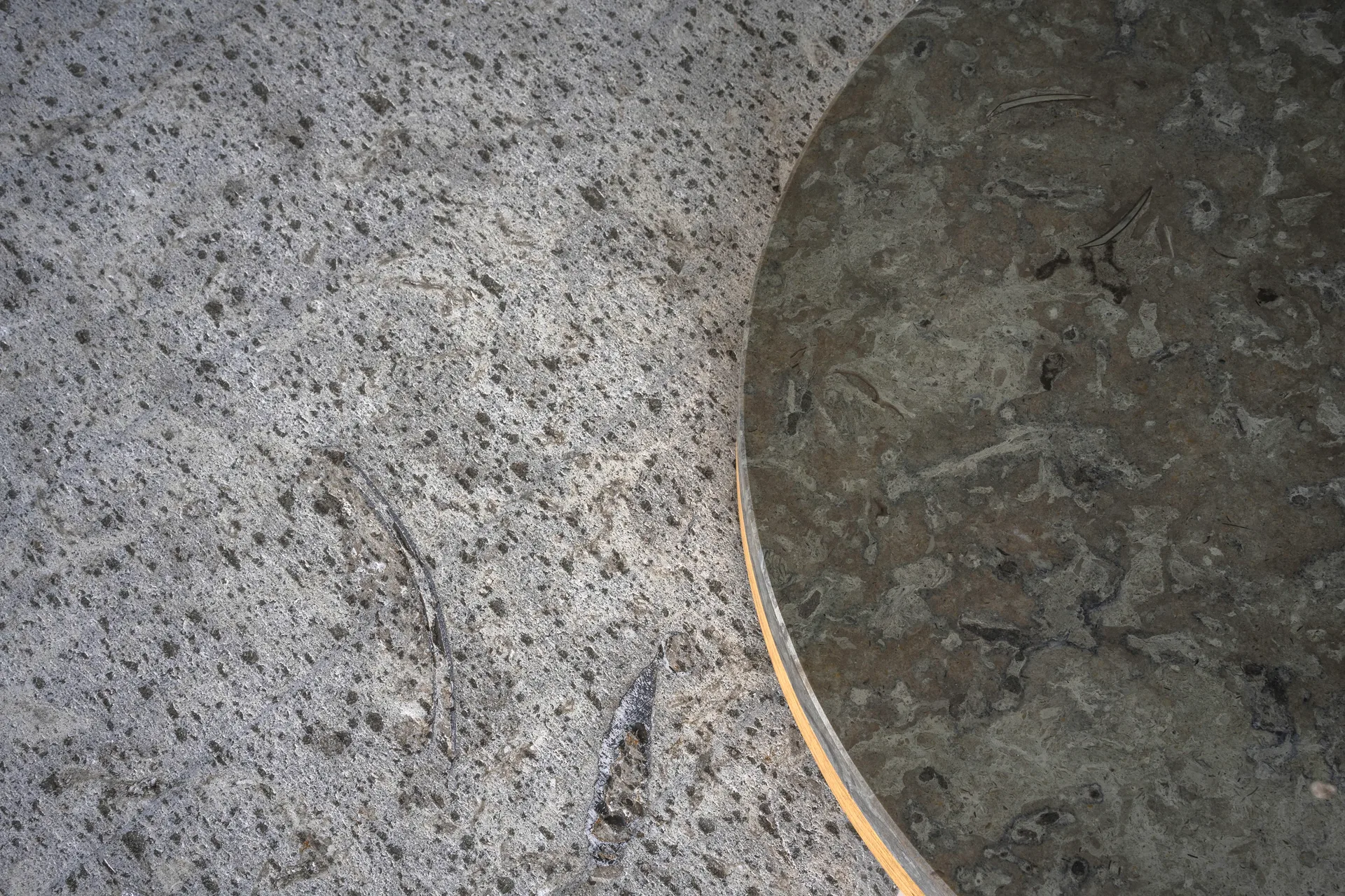 Mesita auxiliar Dondo roble blanqueado Ø45 cm, Piedra caliza pulida Mavis