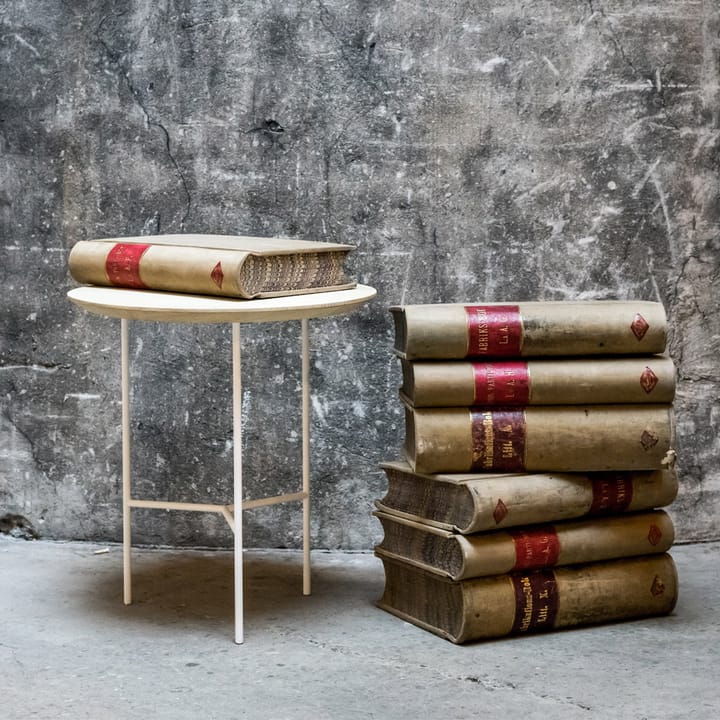 Mesita auxiliar Tribeca, Roble rústico aceitado, patas blancas, ø47 cm Mavis