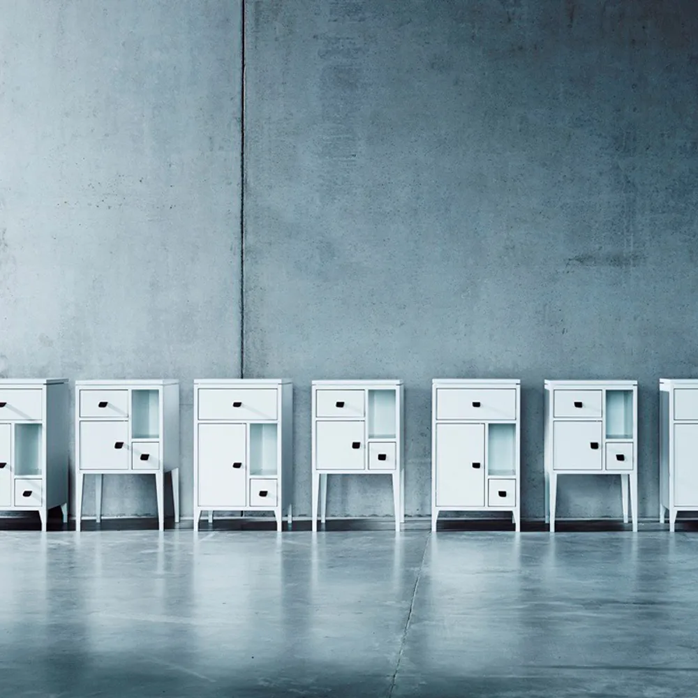 Mesita de noche Abisko con patas altas, Blanco, asa de piel de alce marrón cm Mavis