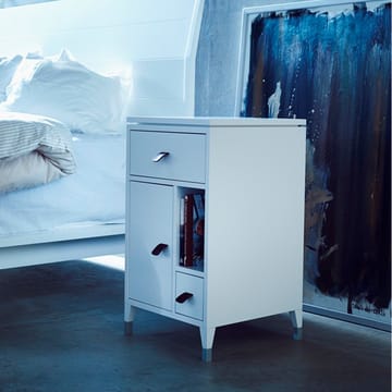 Mesita de noche Abisko con patas bajas - Blanco, asa de piel de alce marrón - Mavis