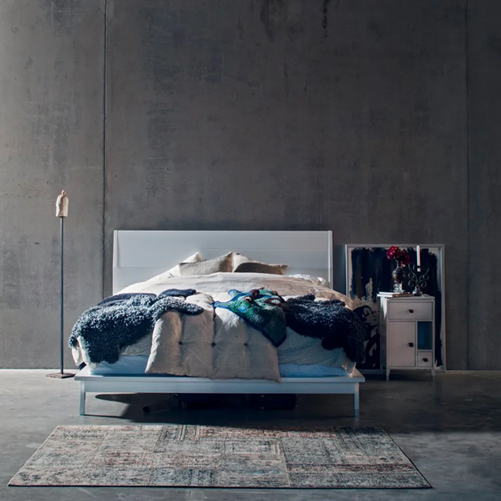 Mesita de noche Abisko con patas bajas, Blanco, encimera de hormigón, asa de piel de alce marrón Mavis