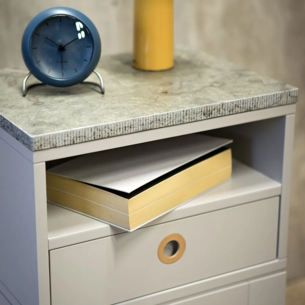 Mesita de noche Höllviken con patas altas, Gris claro Mavis