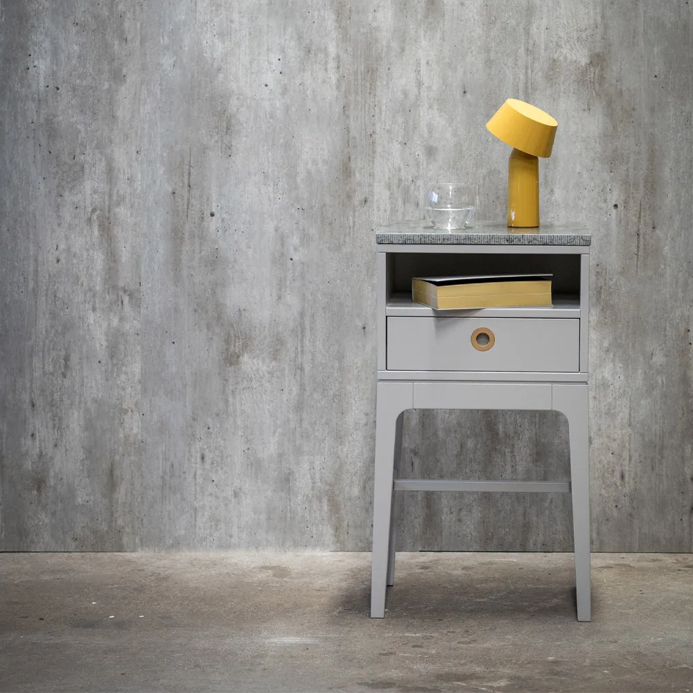 Mesita de noche Höllviken con patas altas, Roble blanqueado Mavis