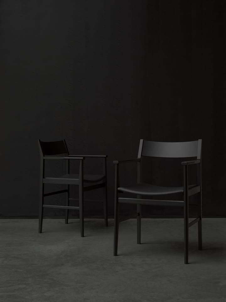 Siza silla con brazos, Fresno con lasur negro y tapizado de cuero Mavis