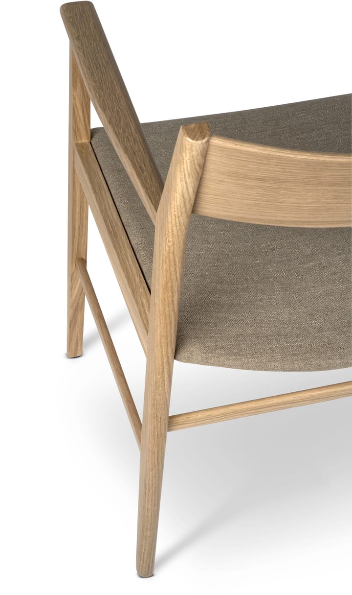 Siza silla con brazos, Roble blanqueado y tapizado en lino Mavis
