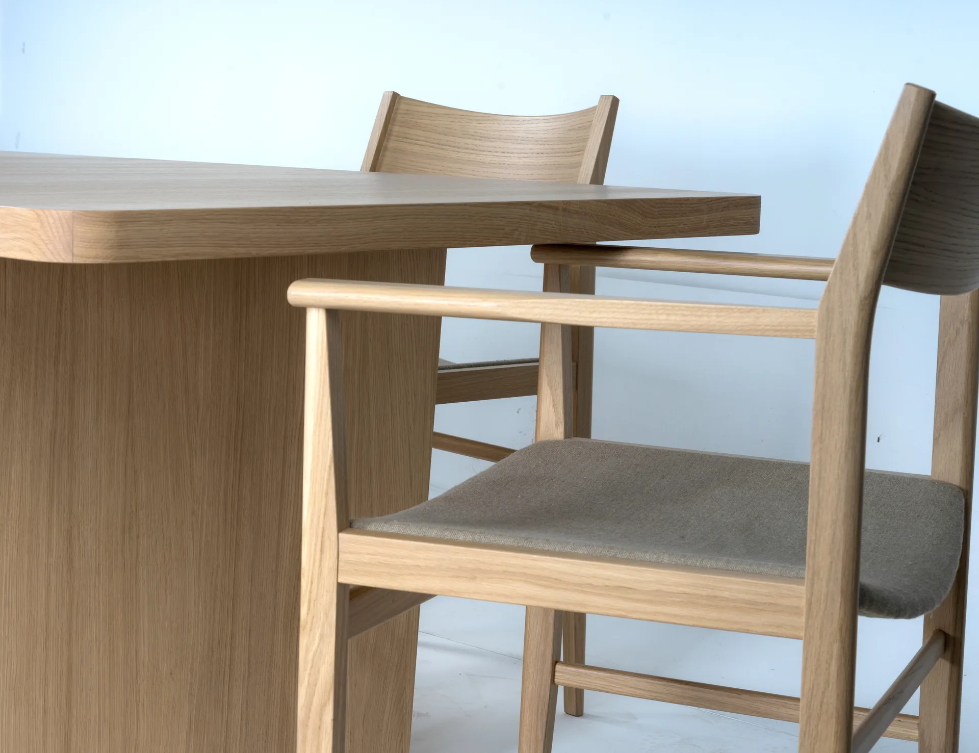 Siza silla con brazos, Roble blanqueado y tapizado en lino Mavis