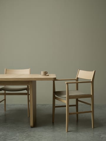 Siza silla con brazos - Roble blanqueado y tapizado en lino - Mavis