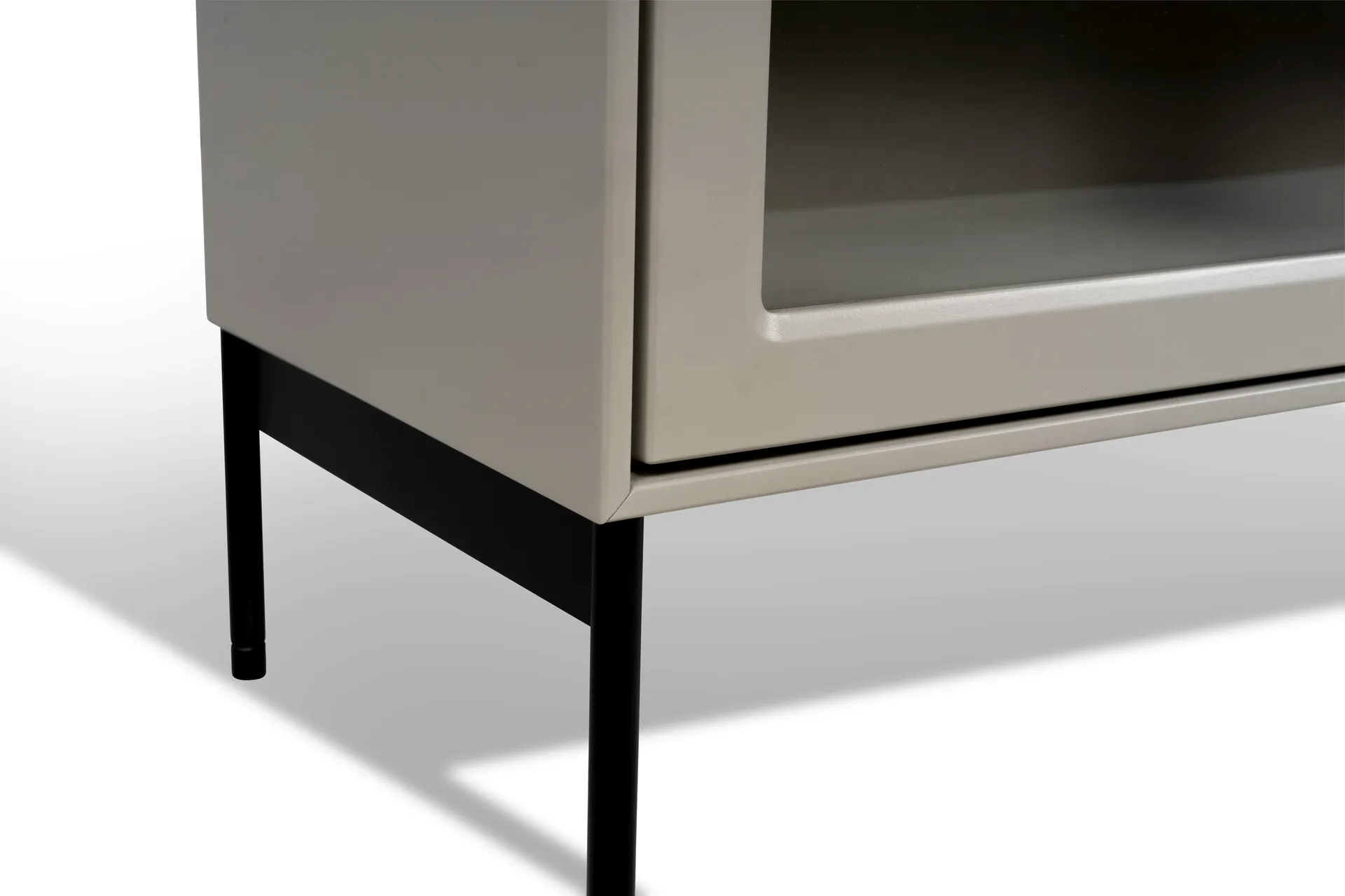 Vitrina Volt 130 cm beige, Detalles en negro Mavis