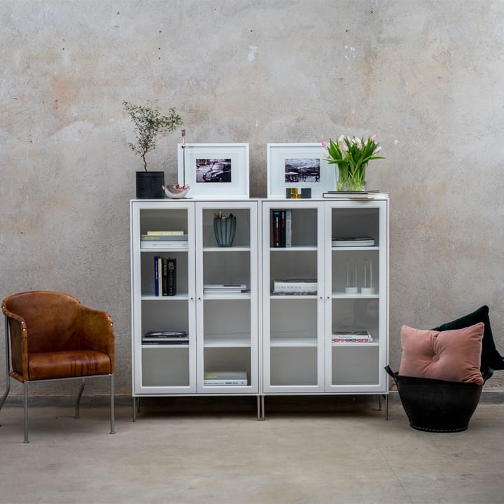 Vitrina Volt 130 cm blanco lacado, Detalles en acero inoxidable Mavis