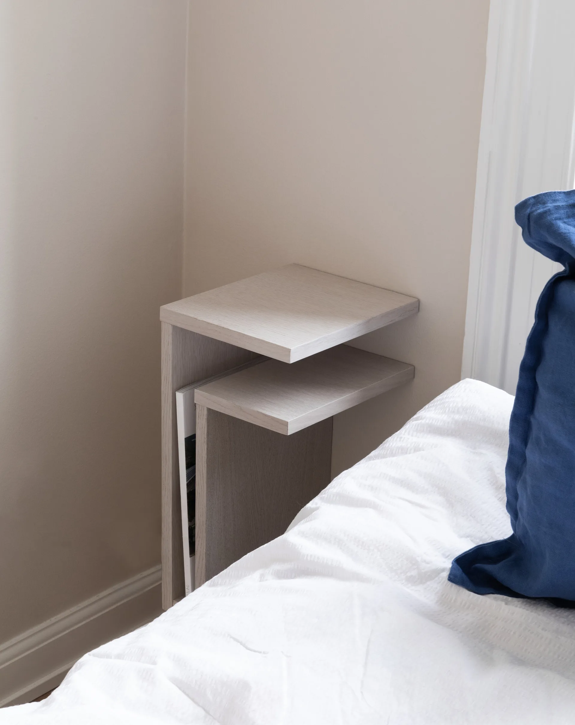 Estantería de pared F-shelf white oak, Estante a la derecha Maze