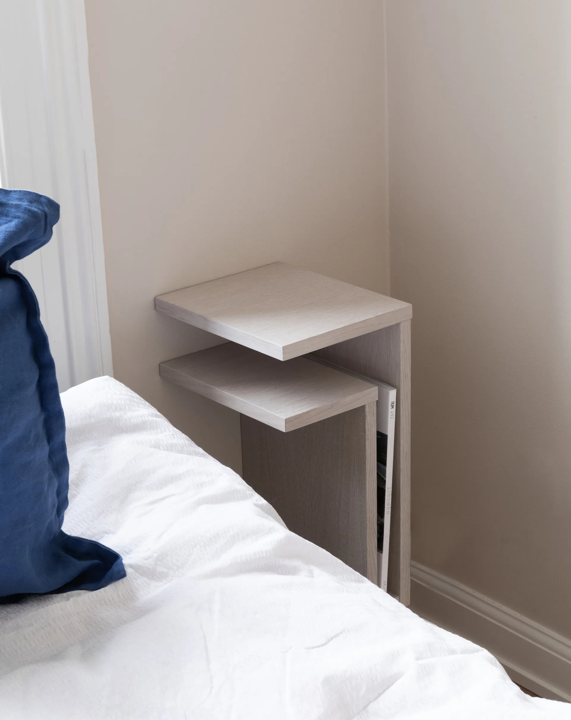 Estantería de pared F-shelf white oak, Estante a la izquierda Maze