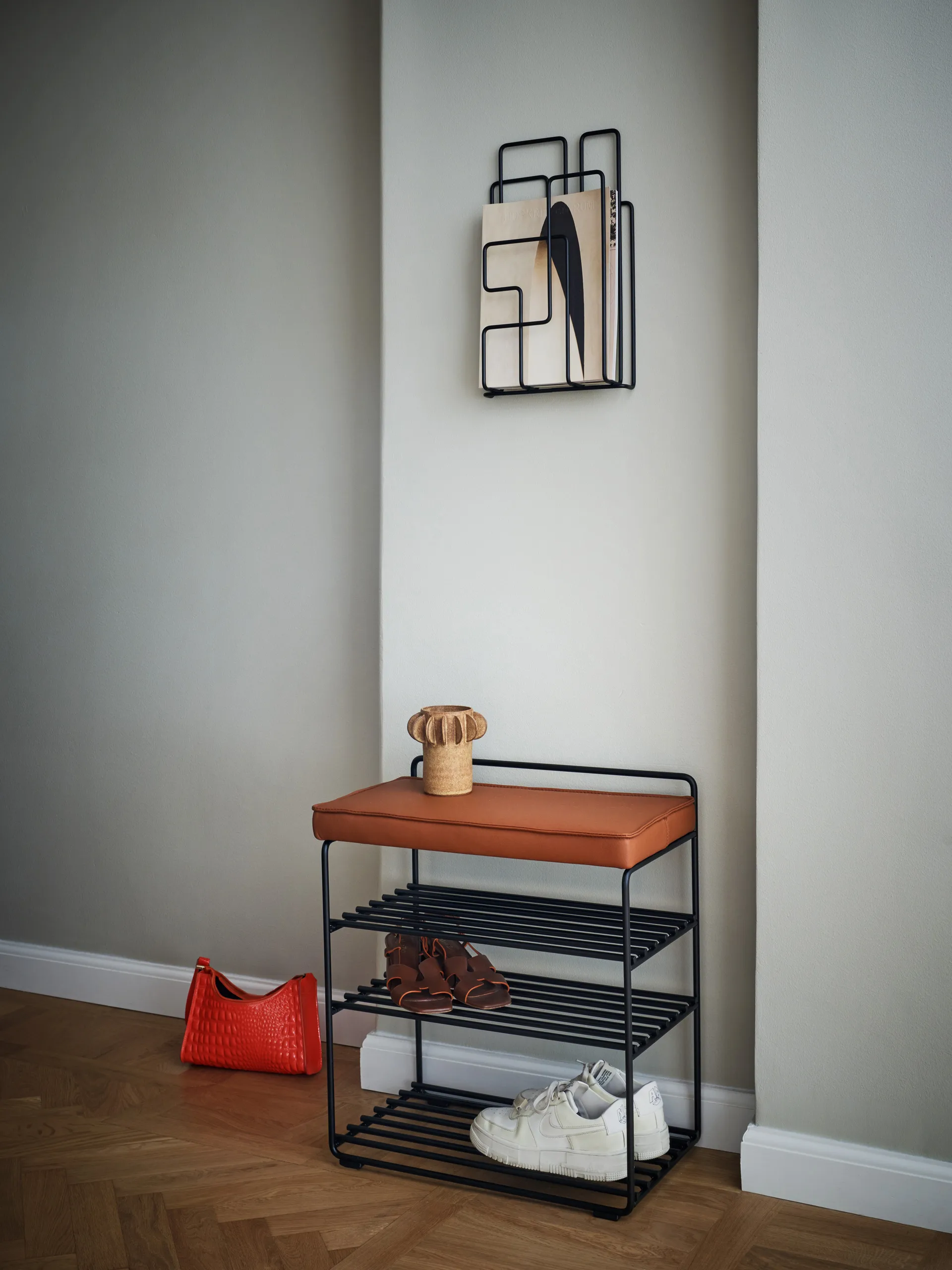 Estantería-Taburete Lower East Seat 50x28x58 cm, Black-cognac leather Maze