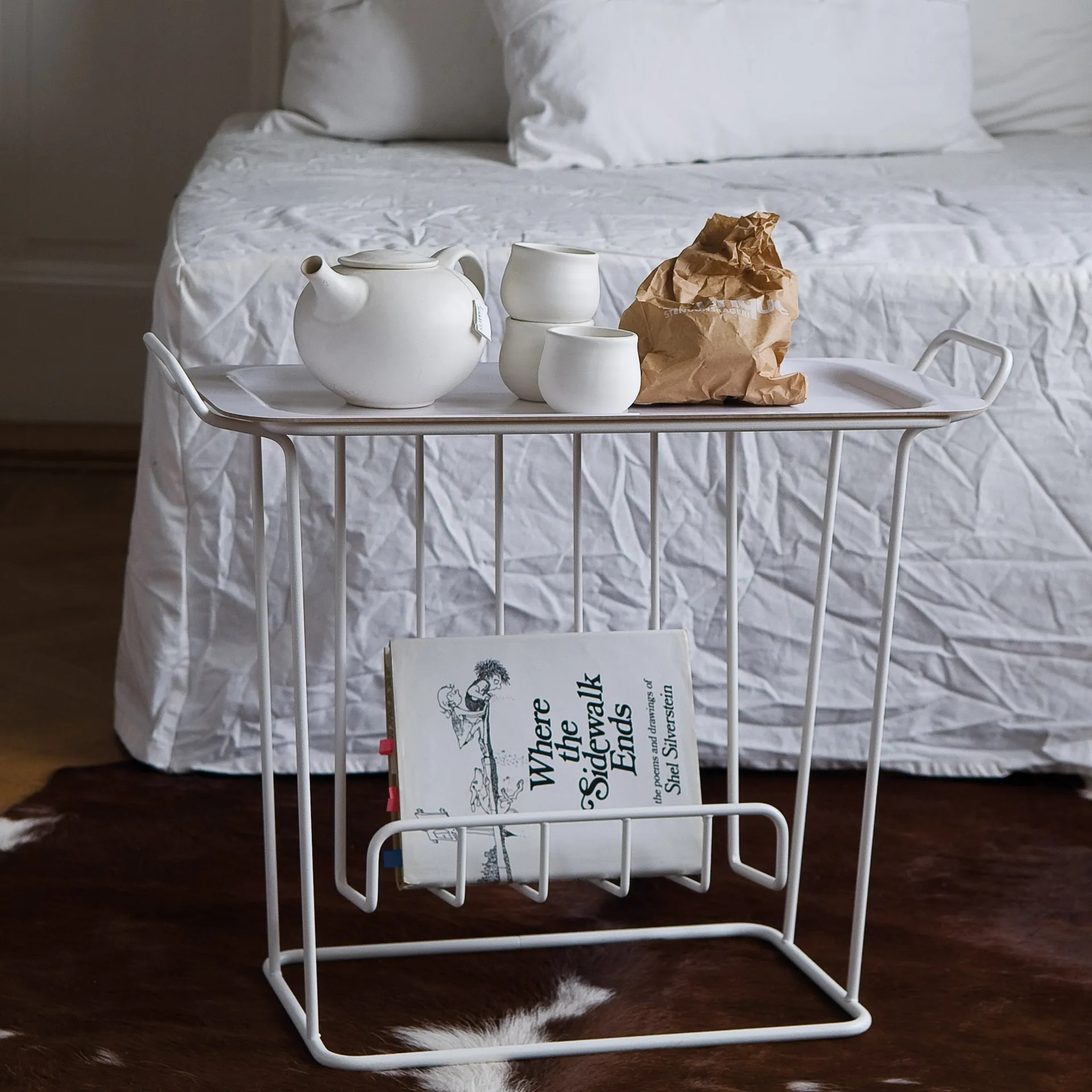 Mesa con bandeja Minnie Mae Paper, blanco Maze