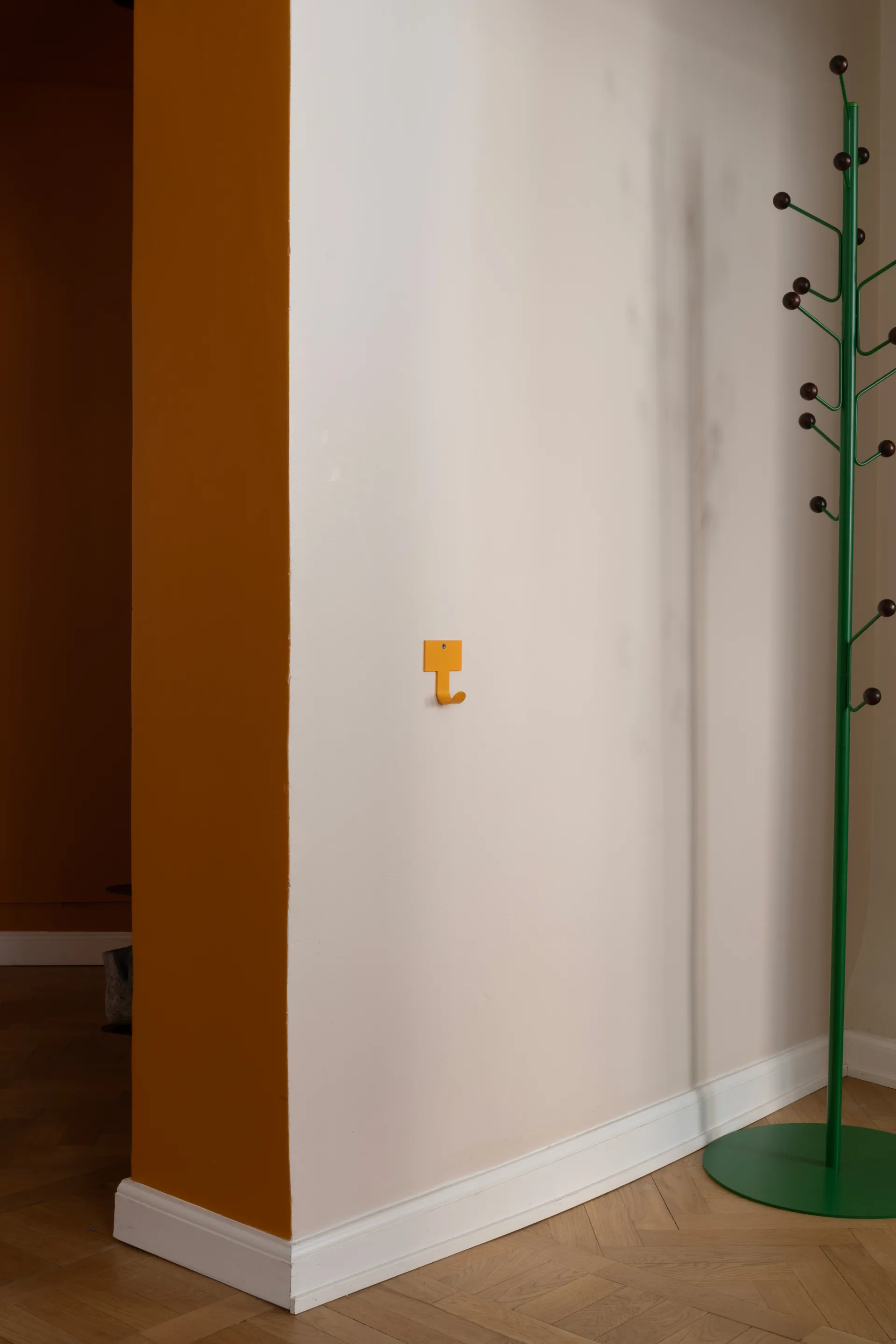 Perchero Bill Floor, Verde-marrón oscuro Maze