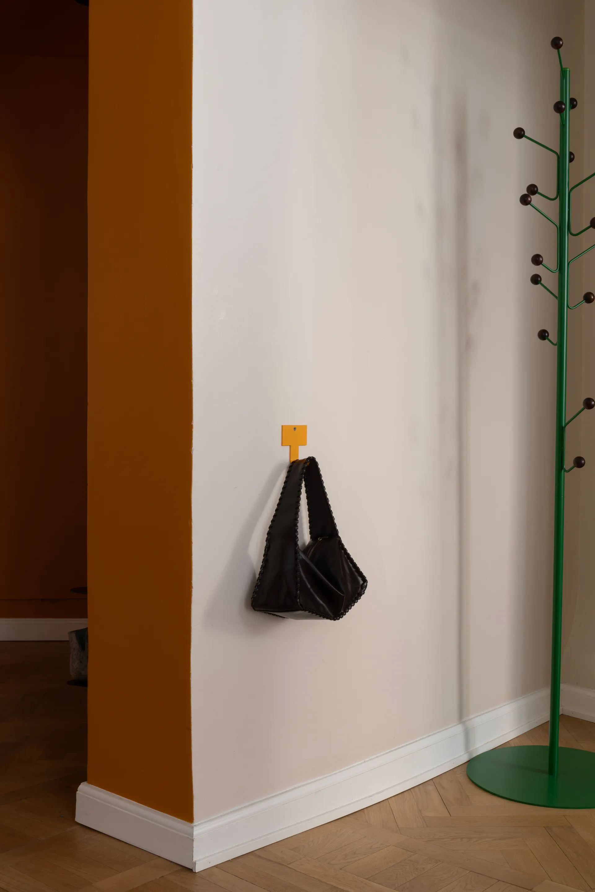 Perchero Bill Floor, Verde-marrón oscuro Maze