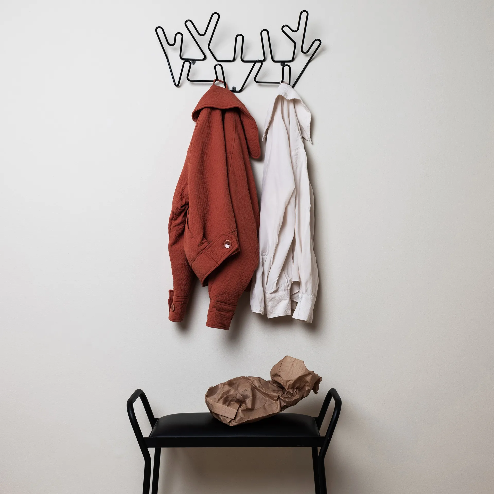 Perchero Crown, negro Maze