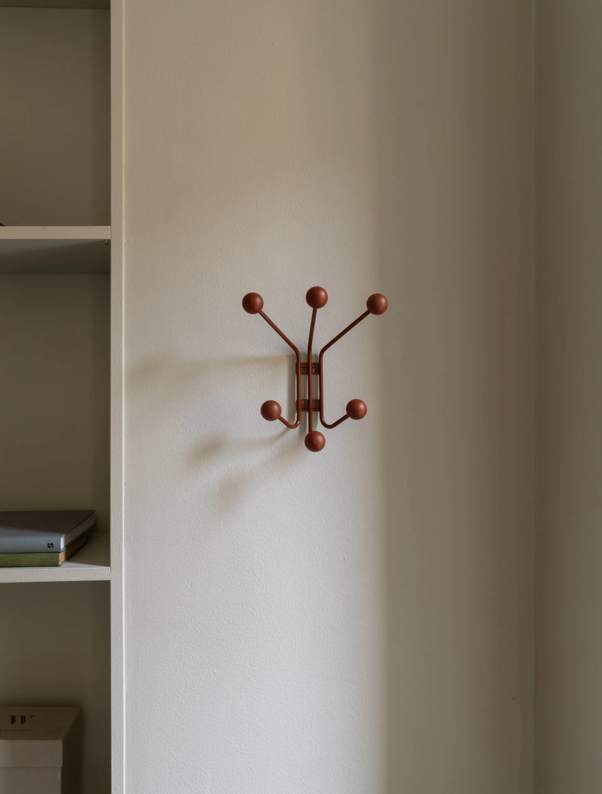 Perchero de pared Bill XS, Cinnamon Maze