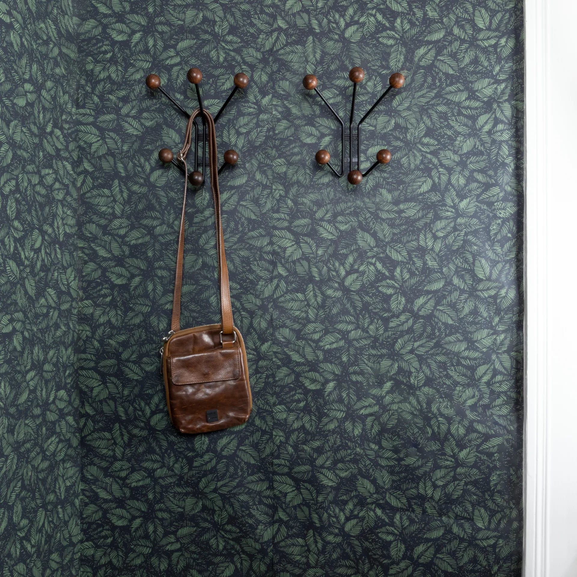 Perchero de pared Bill XS, negro-marrón oscuro Maze