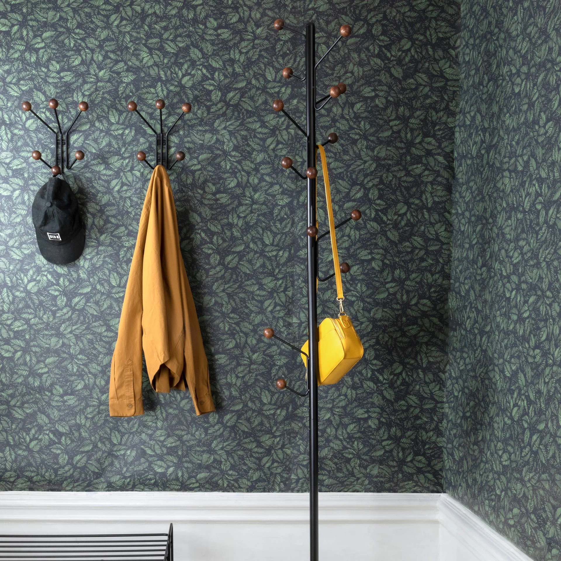 Perchero de pared Bill XS, negro-marrón oscuro Maze