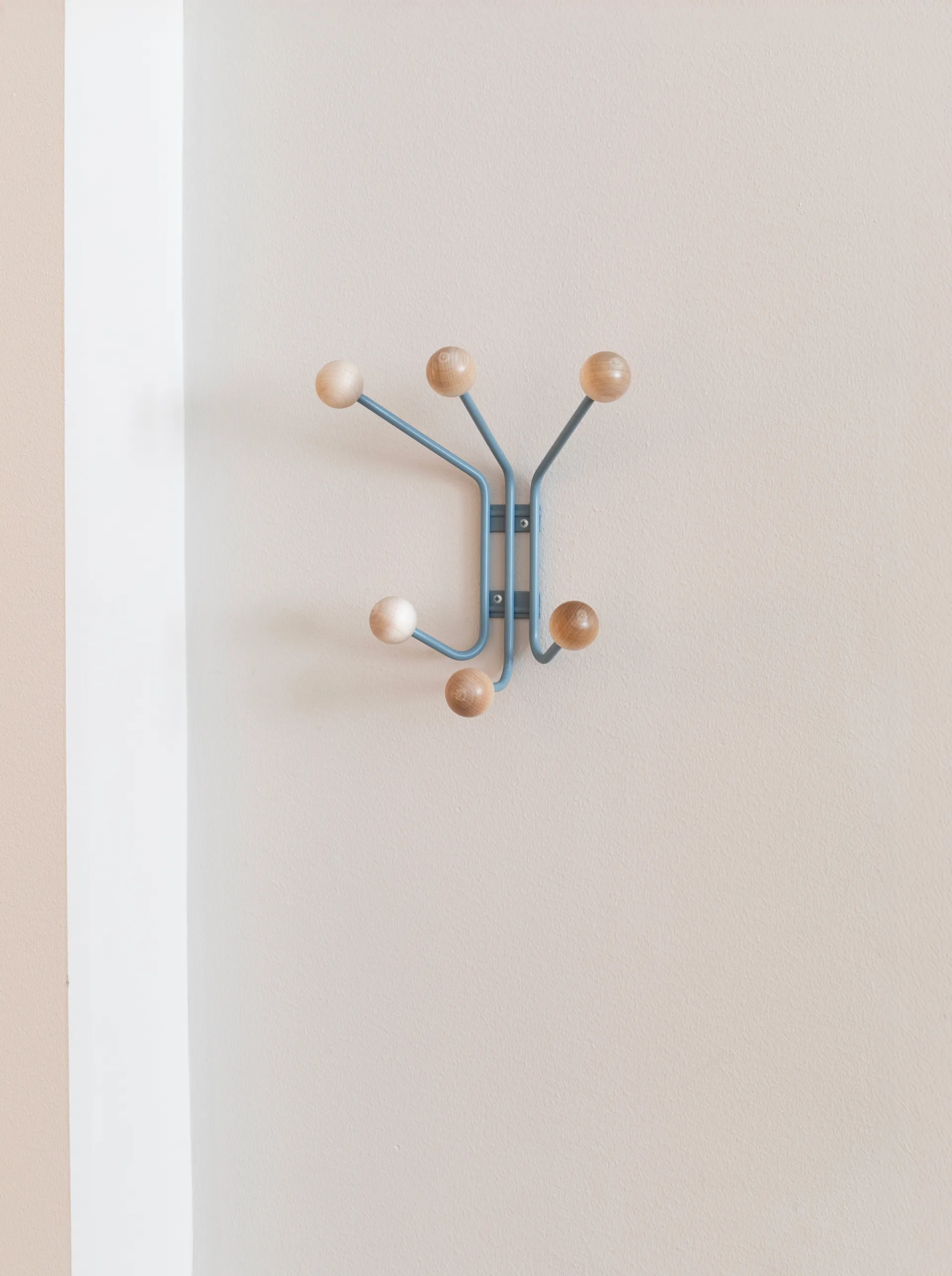 Perchero de pared Bill XS, Pigeon blue Maze