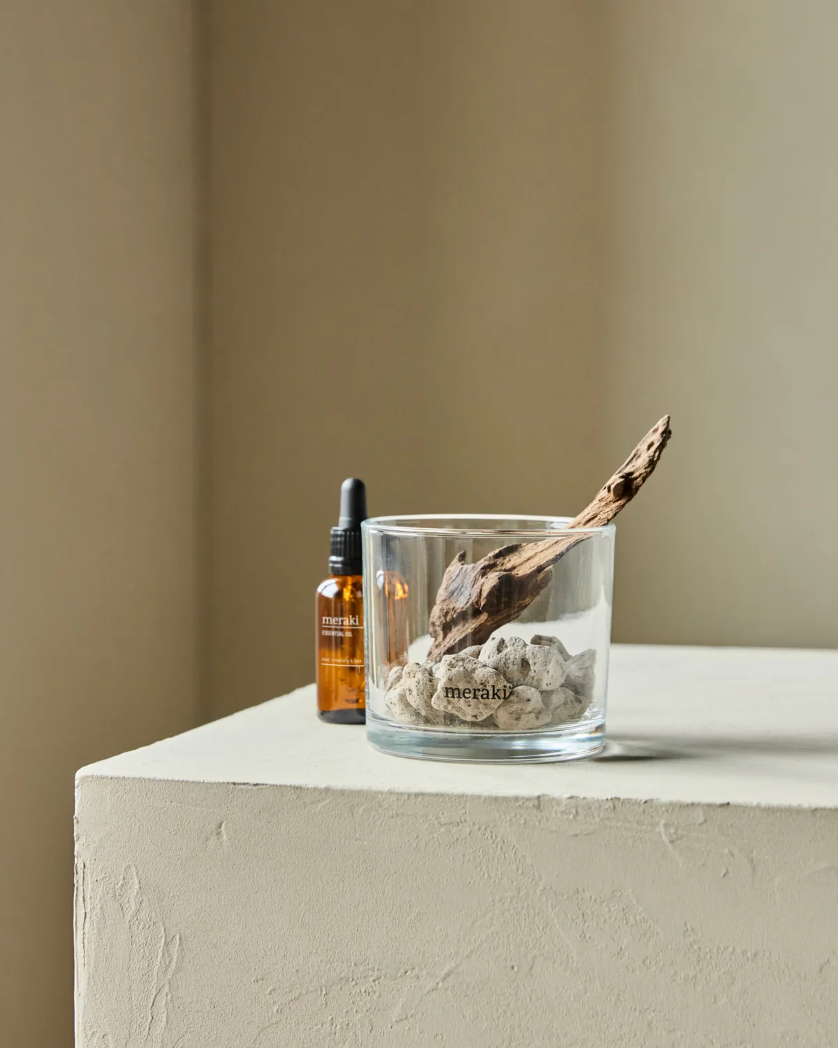 Difusor Meraki de piedra de lava y madera con aceite incluido, Amber dust, negro Meraki