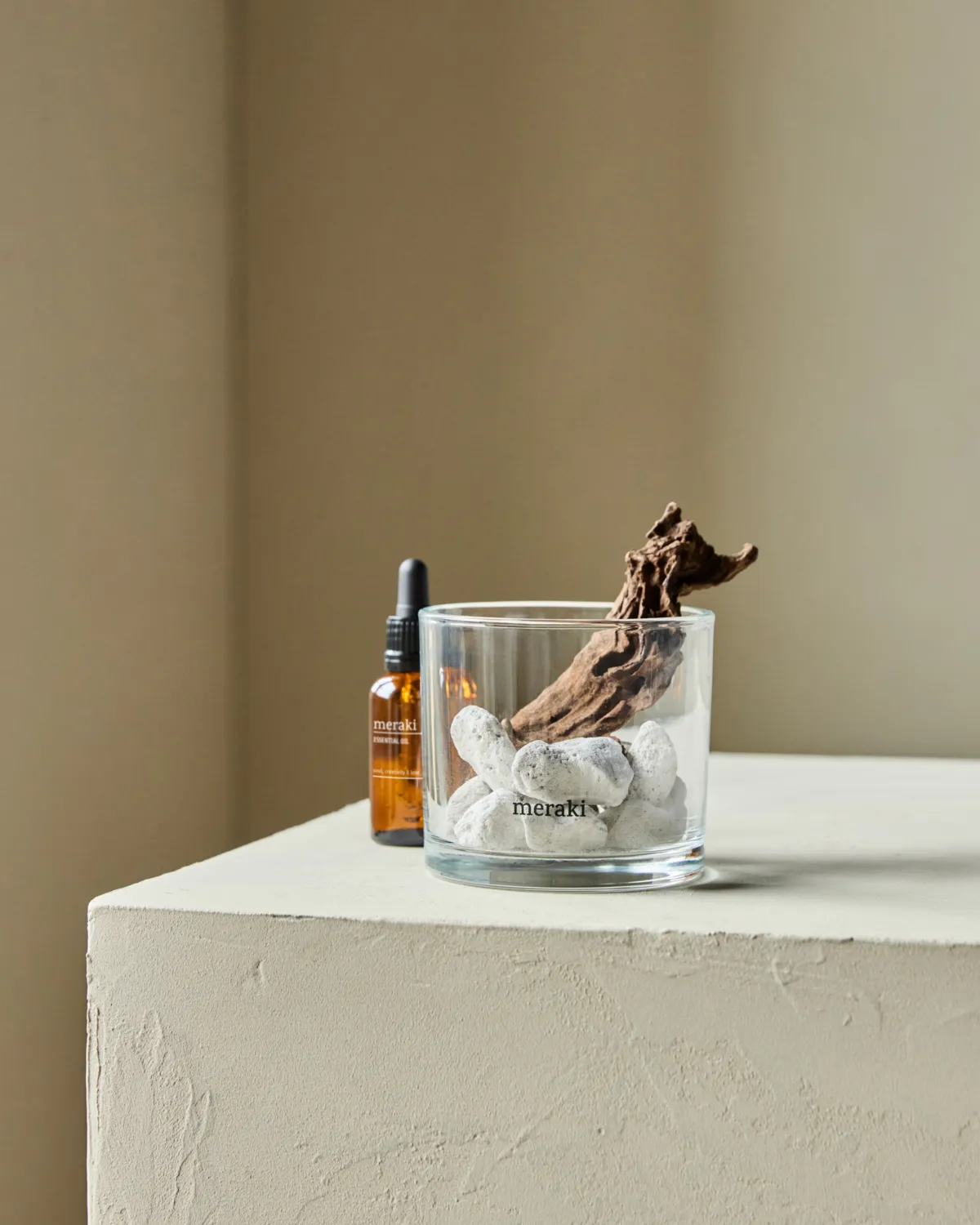 Difusor Meraki de piedra de lava y madera con aceite incluido, Herbal calm, Blanco Meraki