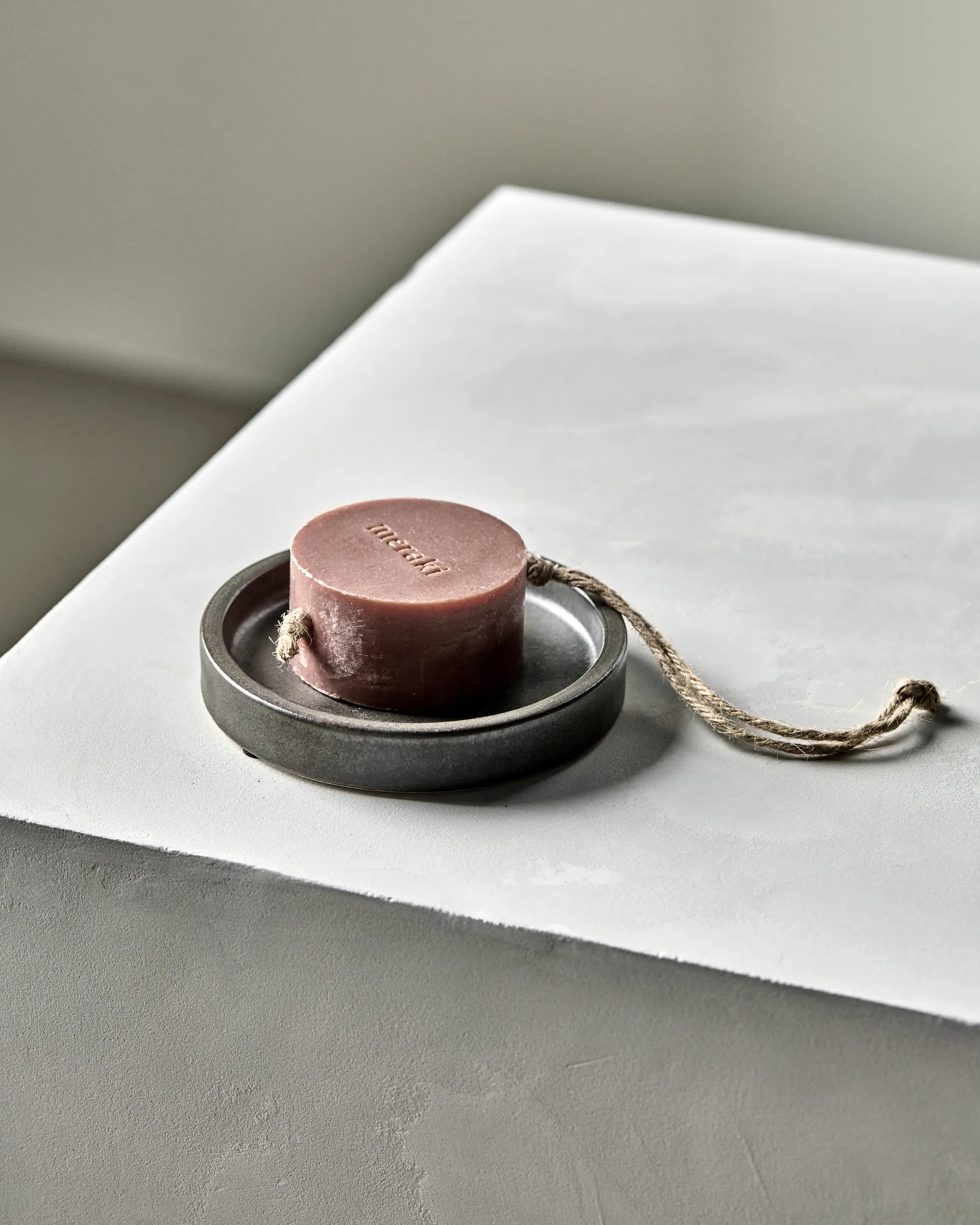 Jabonera Datura Ø12,5 cm, Gris oscuro Meraki