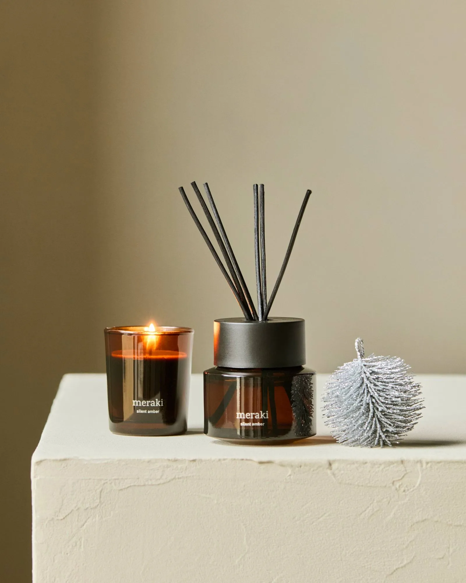 Set de regalo Meraki con varitas y vela aromática, Silent amber Meraki