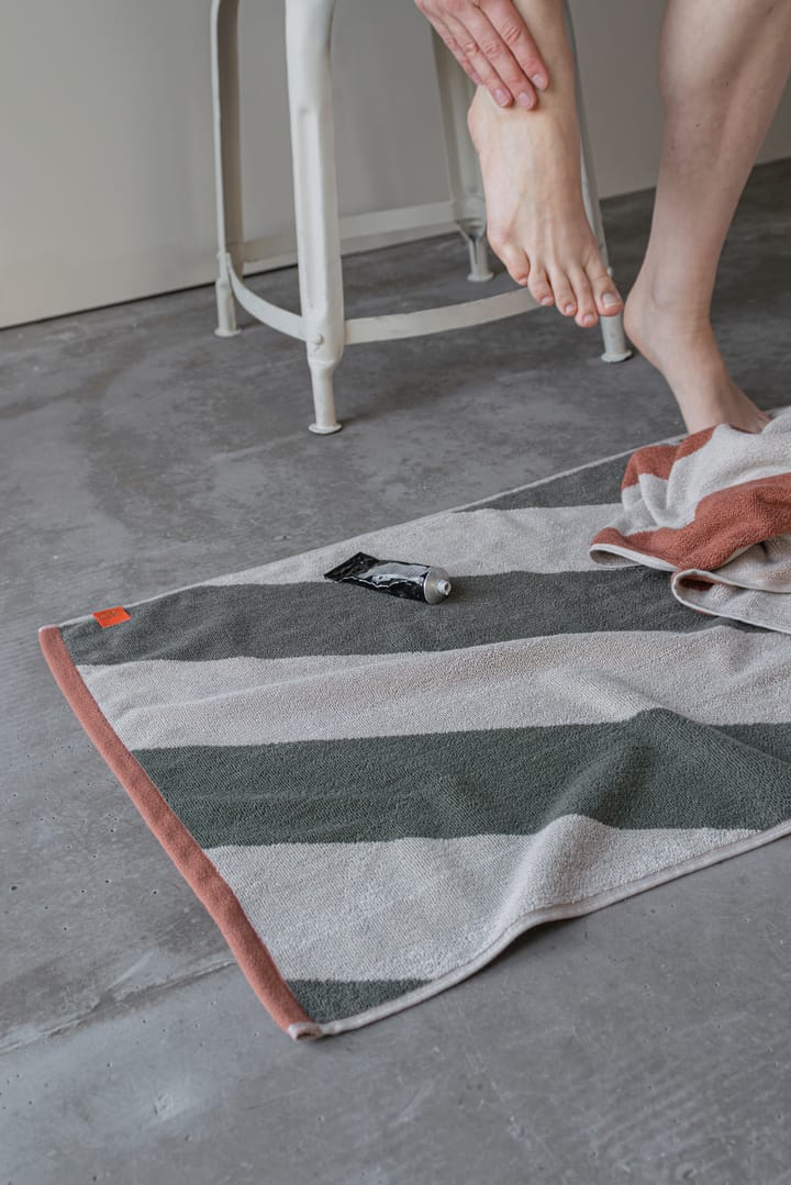 Alfombra de baño Diagonal 50x80 cm, Dark olive Mette Ditmer