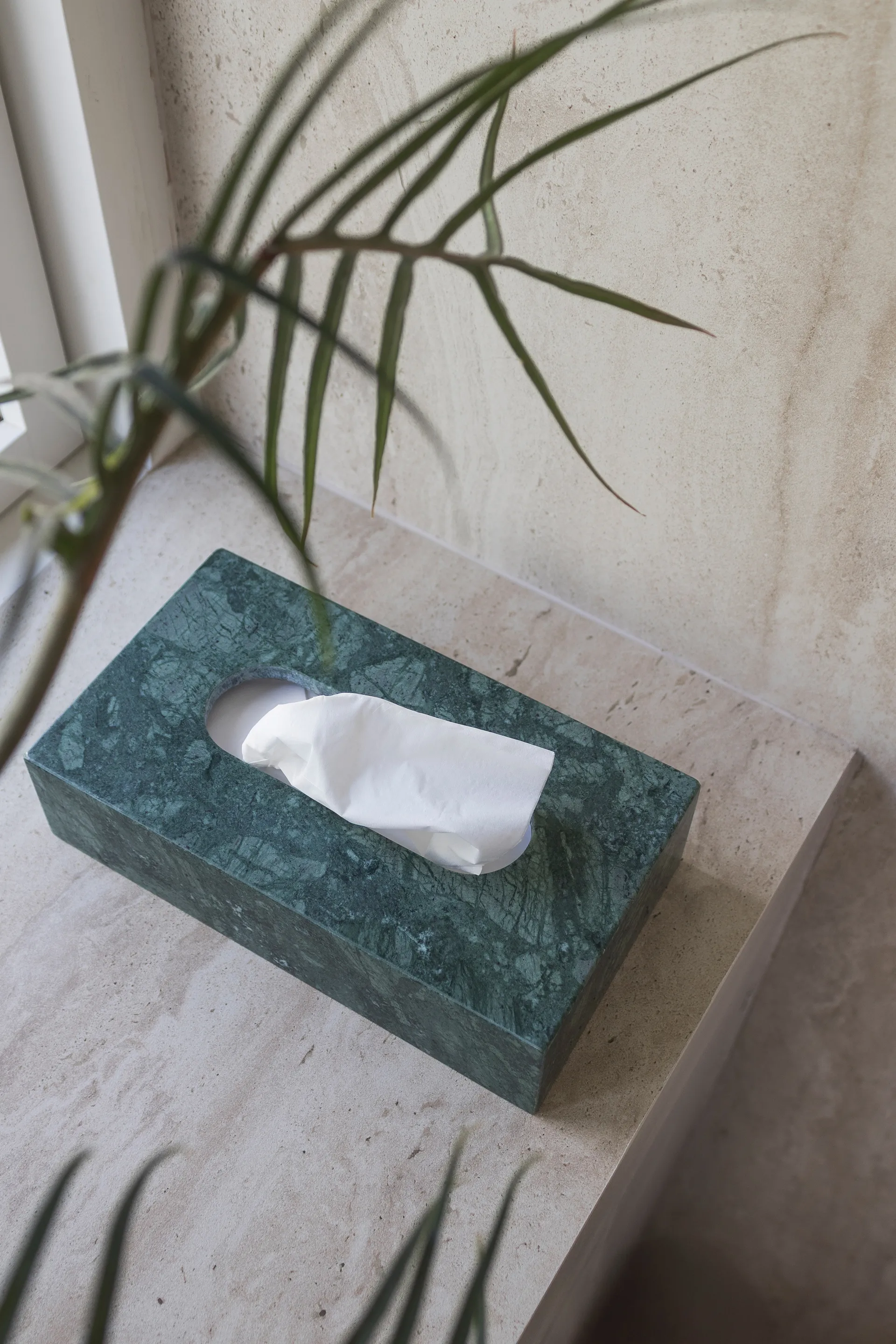 Caja de pañuelos Marble 14x25,5 cm, Dark forest Mette Ditmer