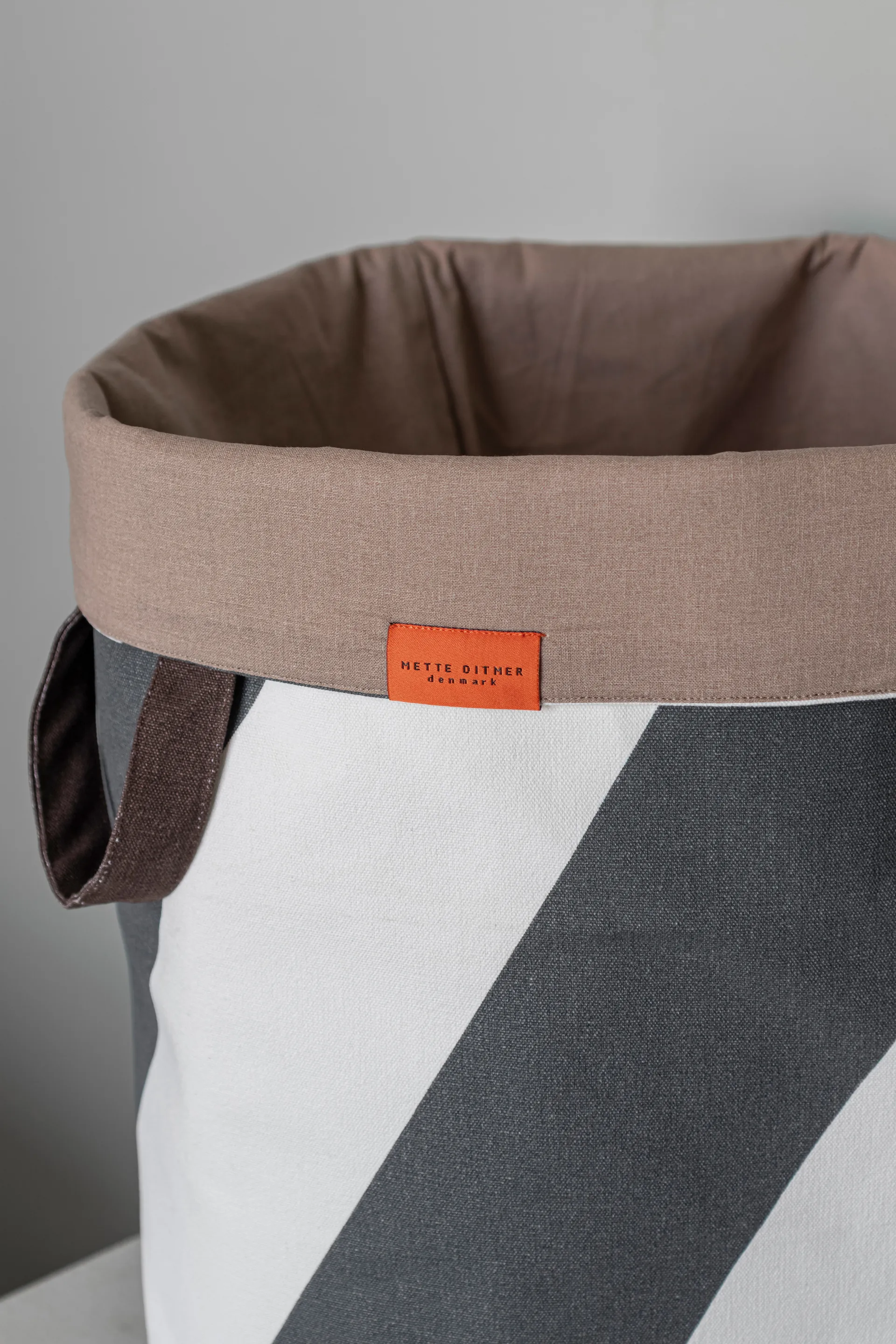 Cesto para la colada Diagonal Ø40x50 cm, Dark grey-off-white Mette Ditmer