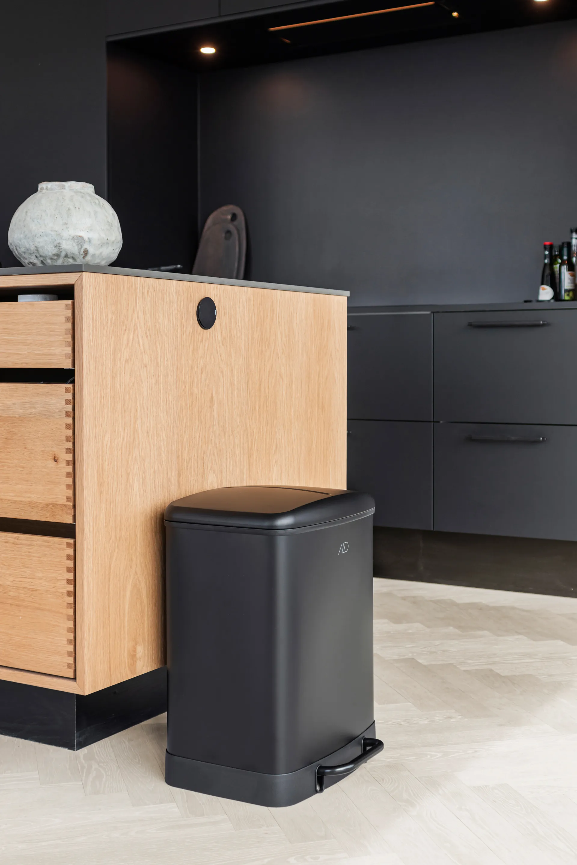 Cubo con pedal Wonda 24 litros, Negro Mette Ditmer