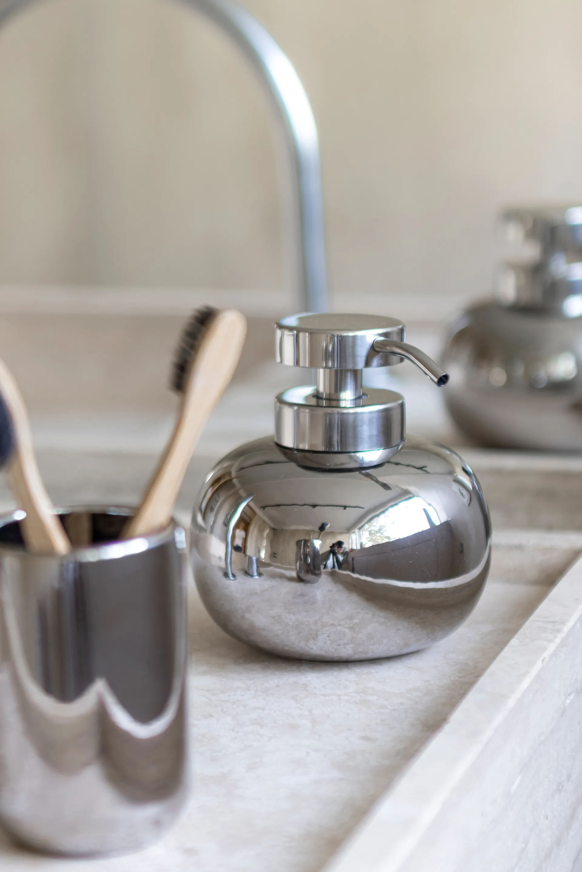 Dispensador de jabón Lotus bajo, Chrome Mette Ditmer