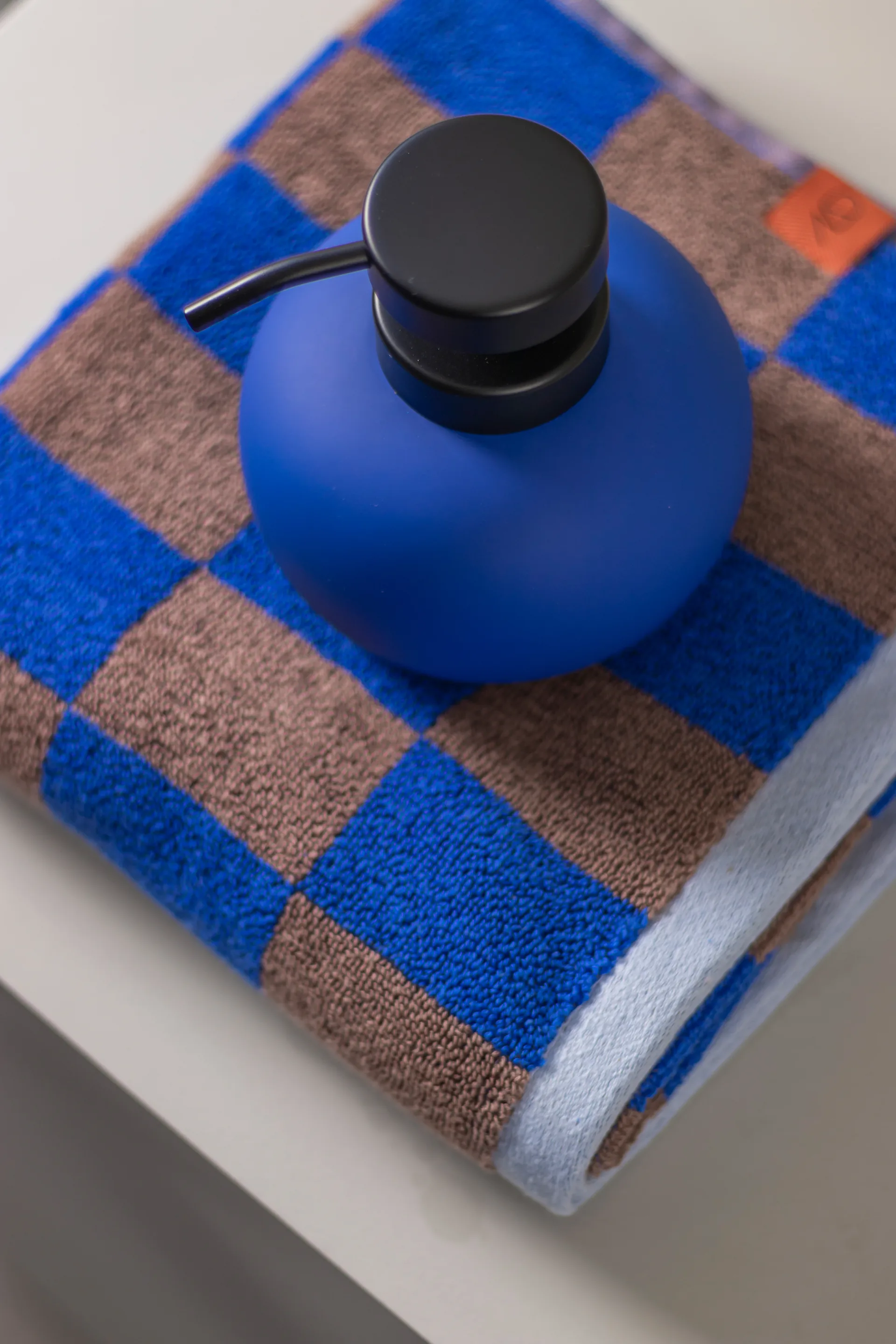 Dispensador de jabón Lotus, Cobalt Mette Ditmer