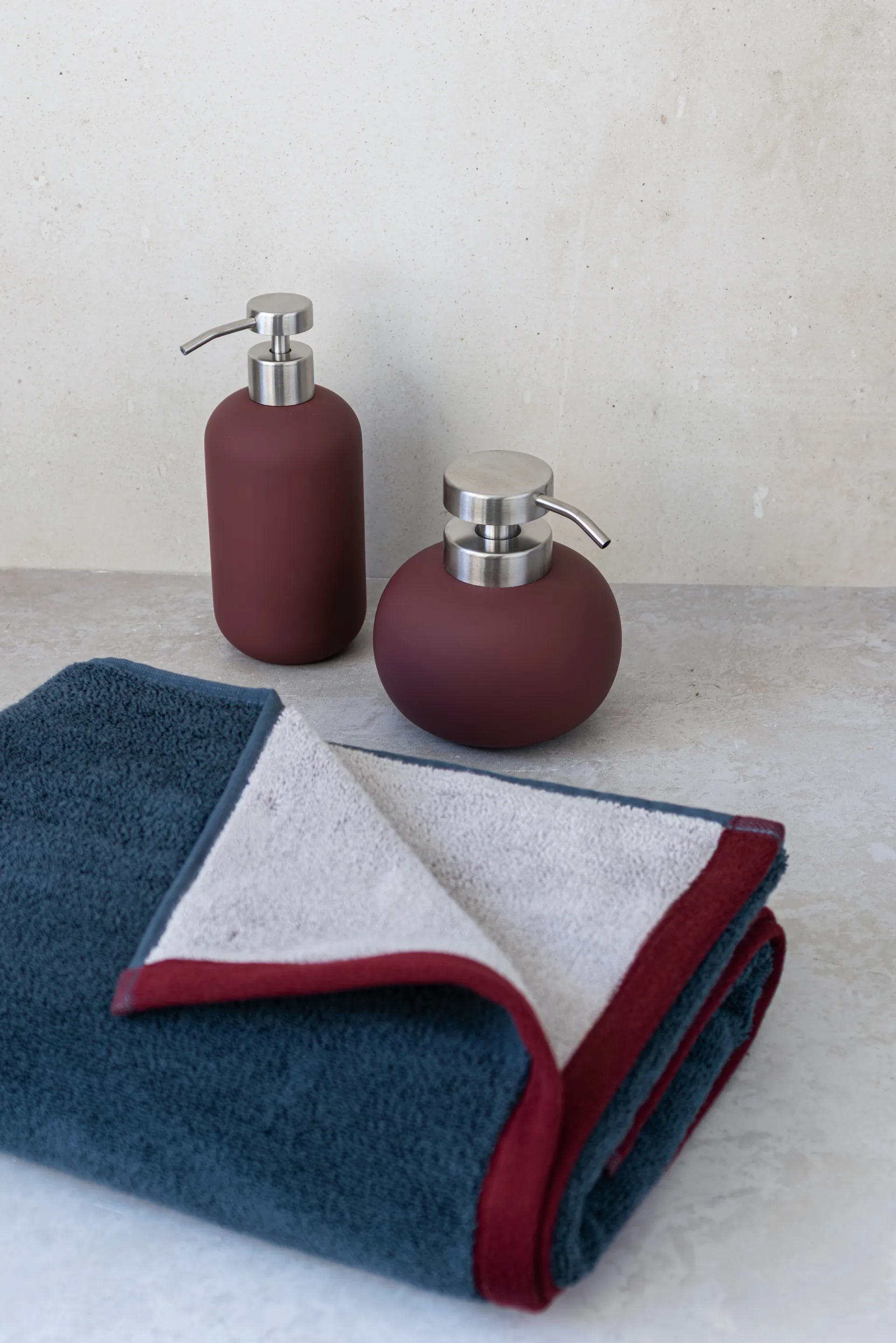 Dispensador de jabón Lotus play alto, incl. 2 cabezales, Wine Mette Ditmer