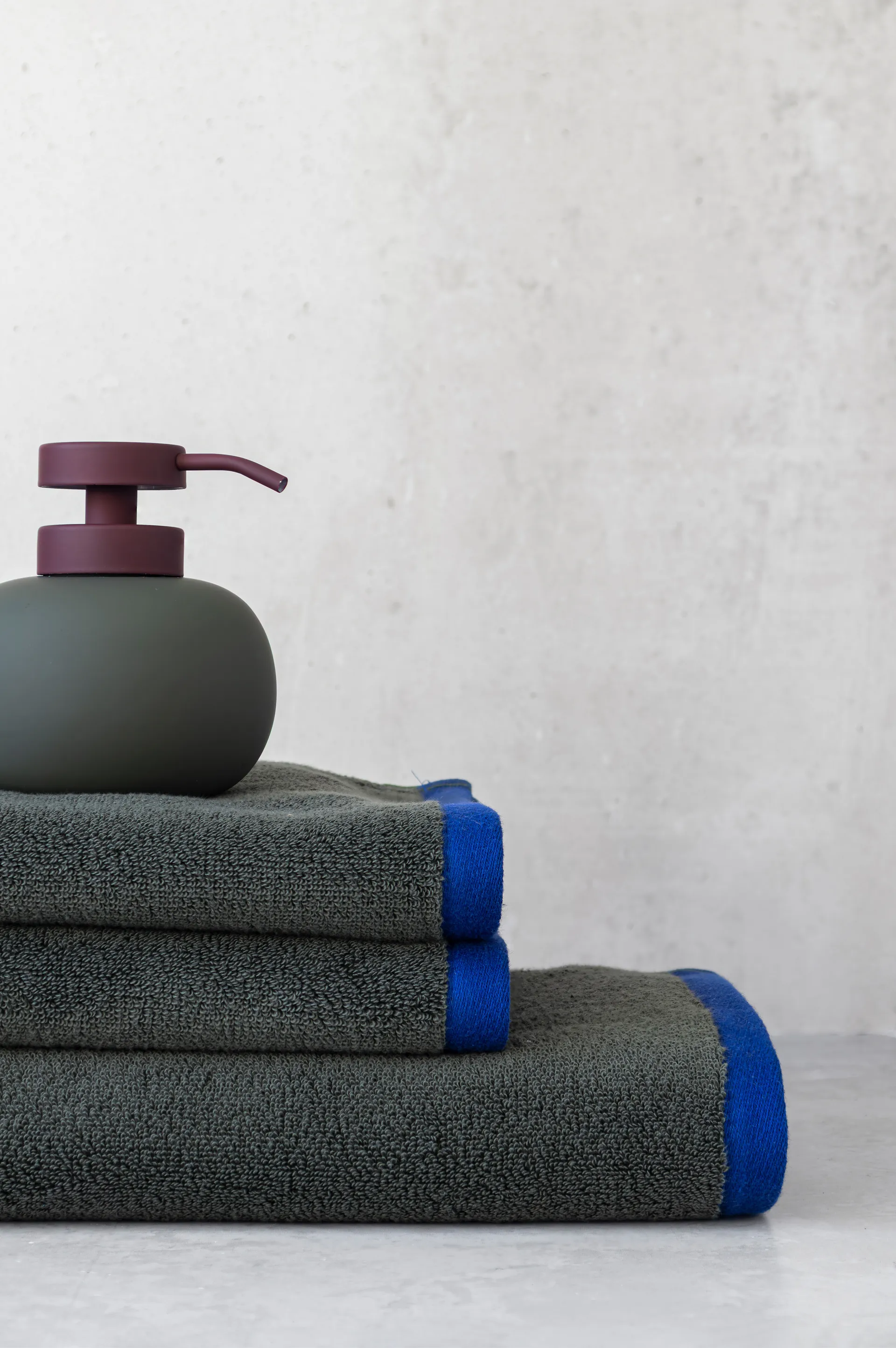 Dispensador de jabón Lotus play bajo, incl. 2 cabezales, Dark olive Mette Ditmer