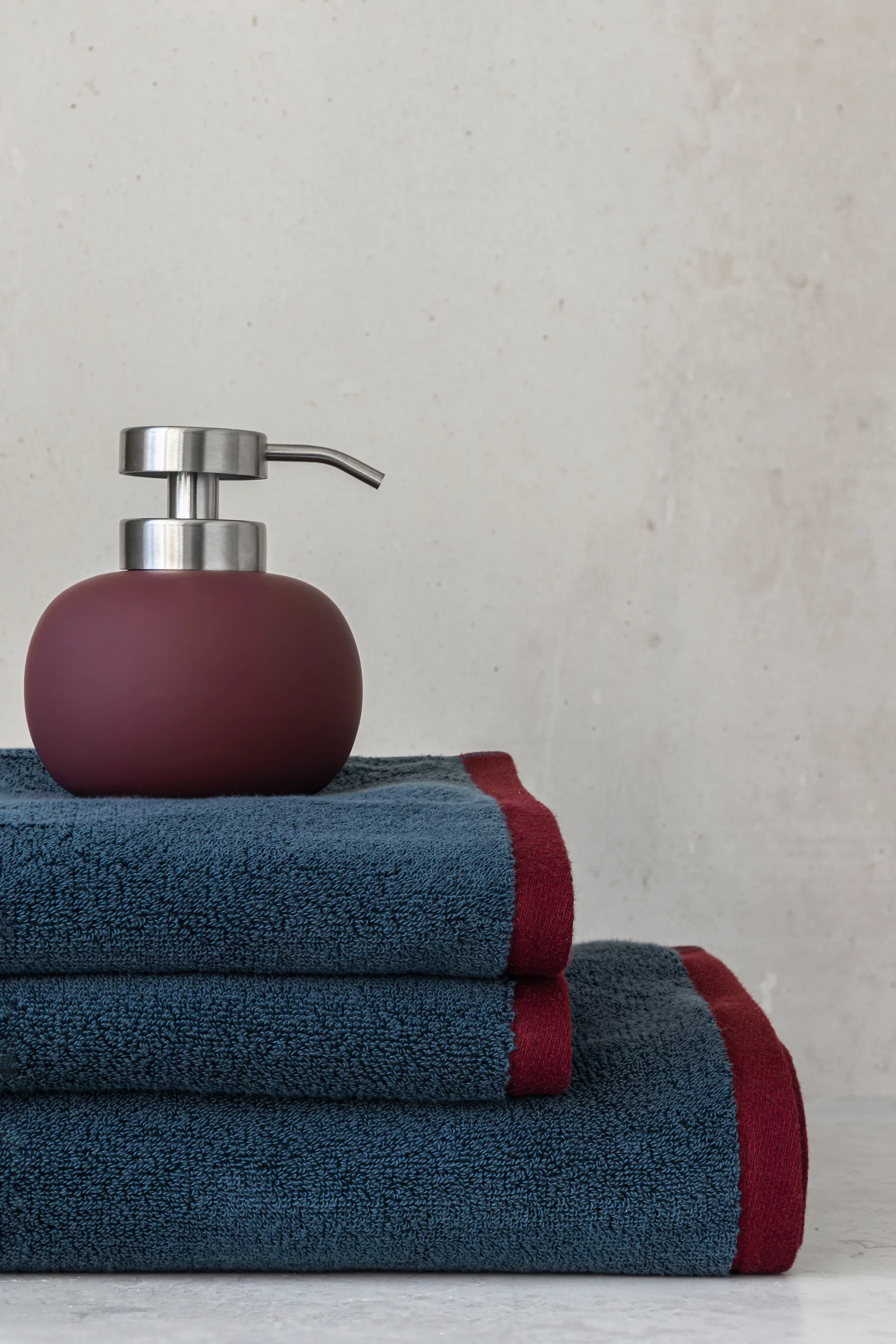 Dispensador de jabón Lotus play bajo, incl. 2 cabezales, Wine Mette Ditmer