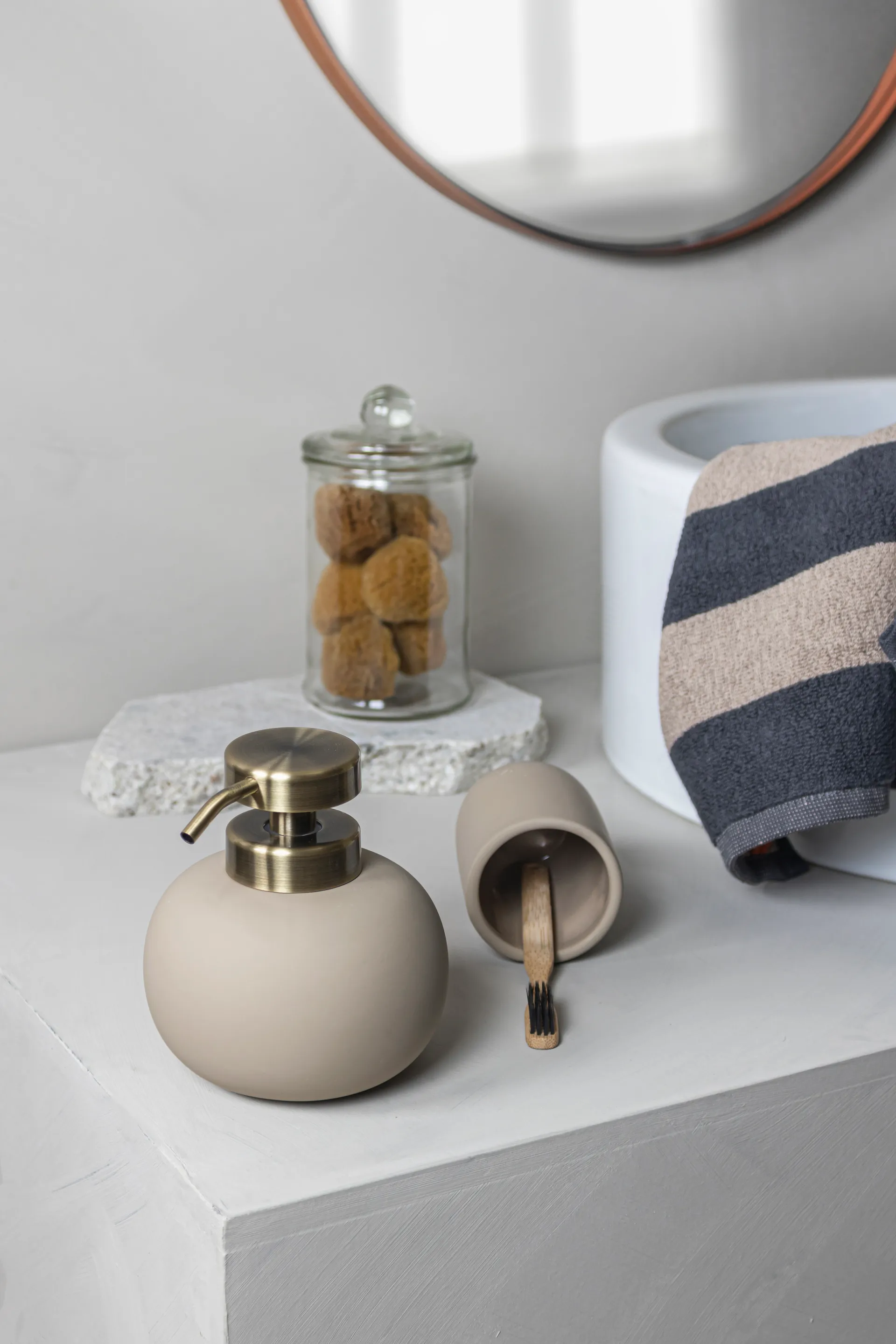 Dispensador de jabón Lotus, sand (blanco crudo) Mette Ditmer