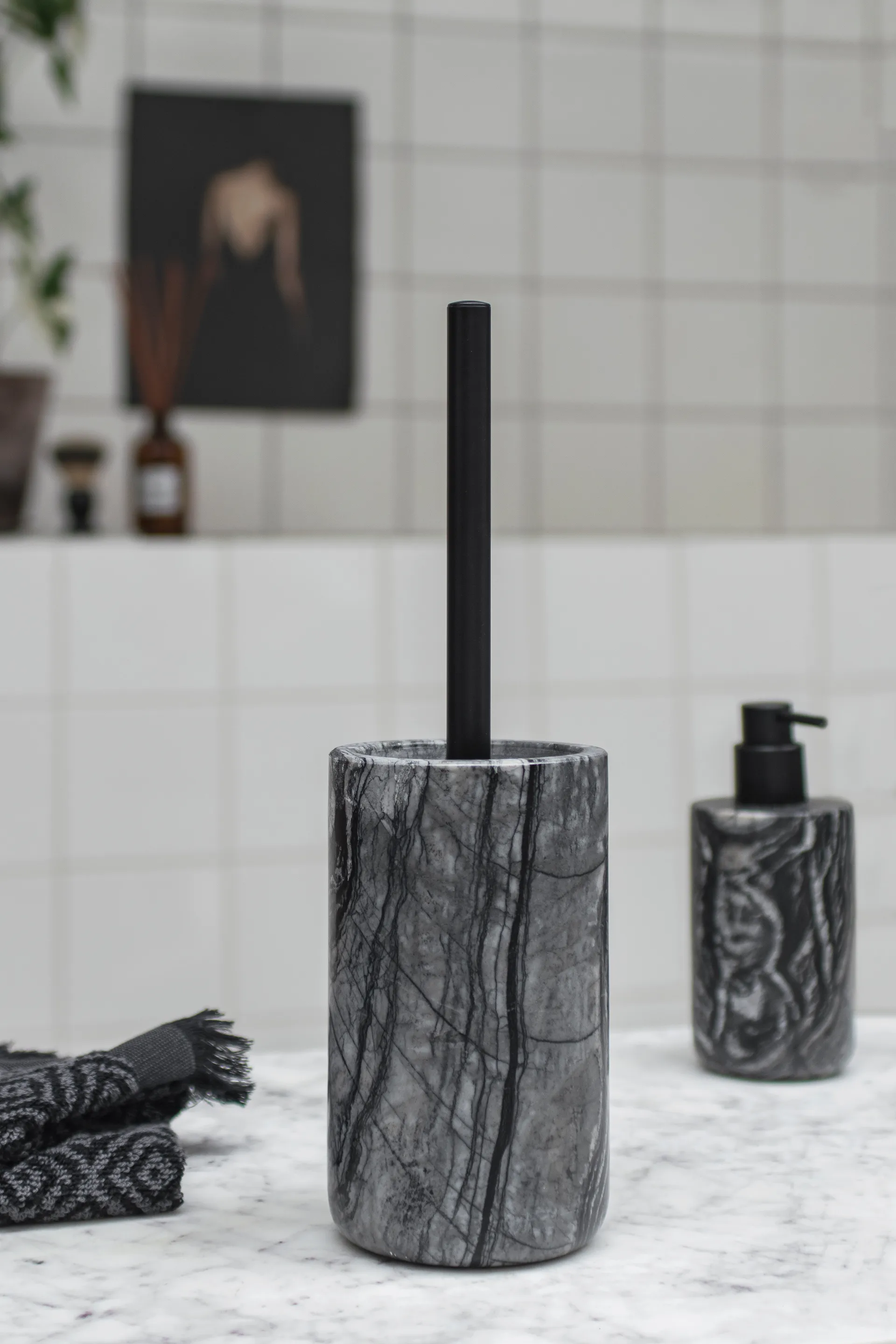 Escobilla de baño Marble 36 cm, Negro-gris Mette Ditmer