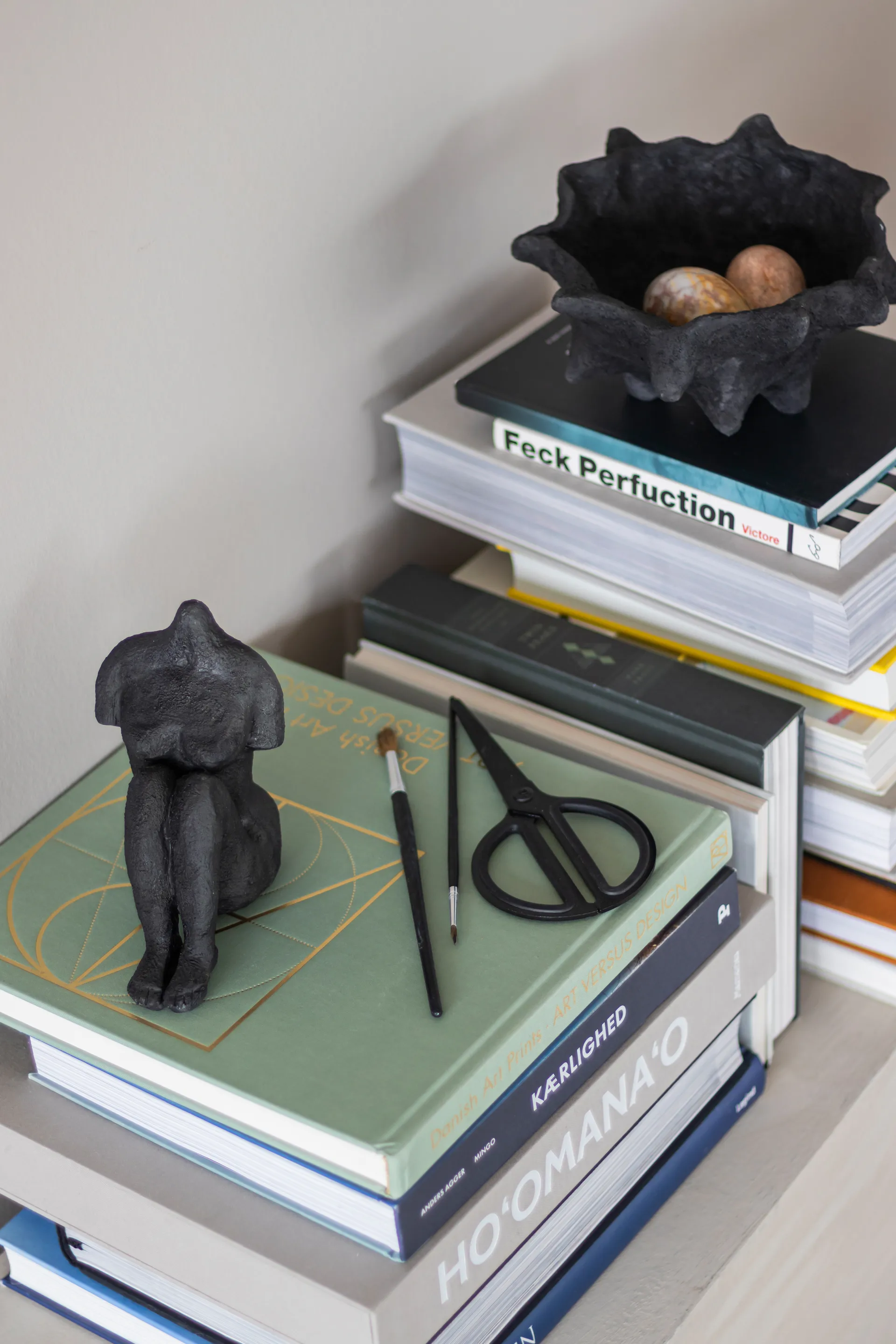 Escultura Art piece mujer sentada 14 cm, Black Mette Ditmer