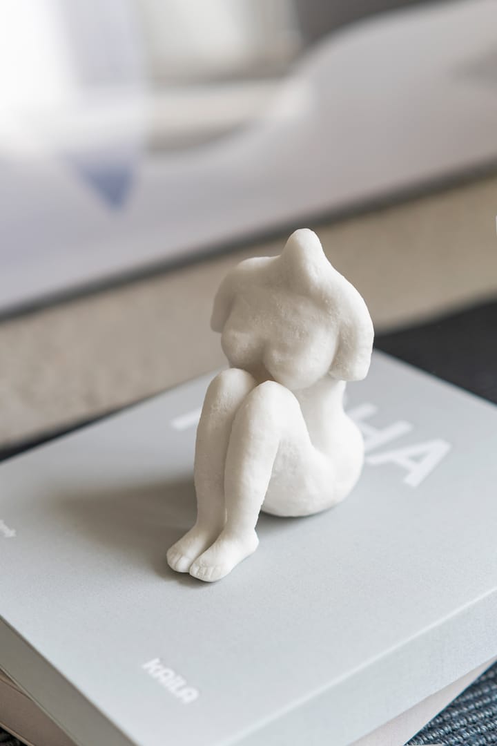Escultura Art piece mujer sentada 14 cm, Off-white Mette Ditmer