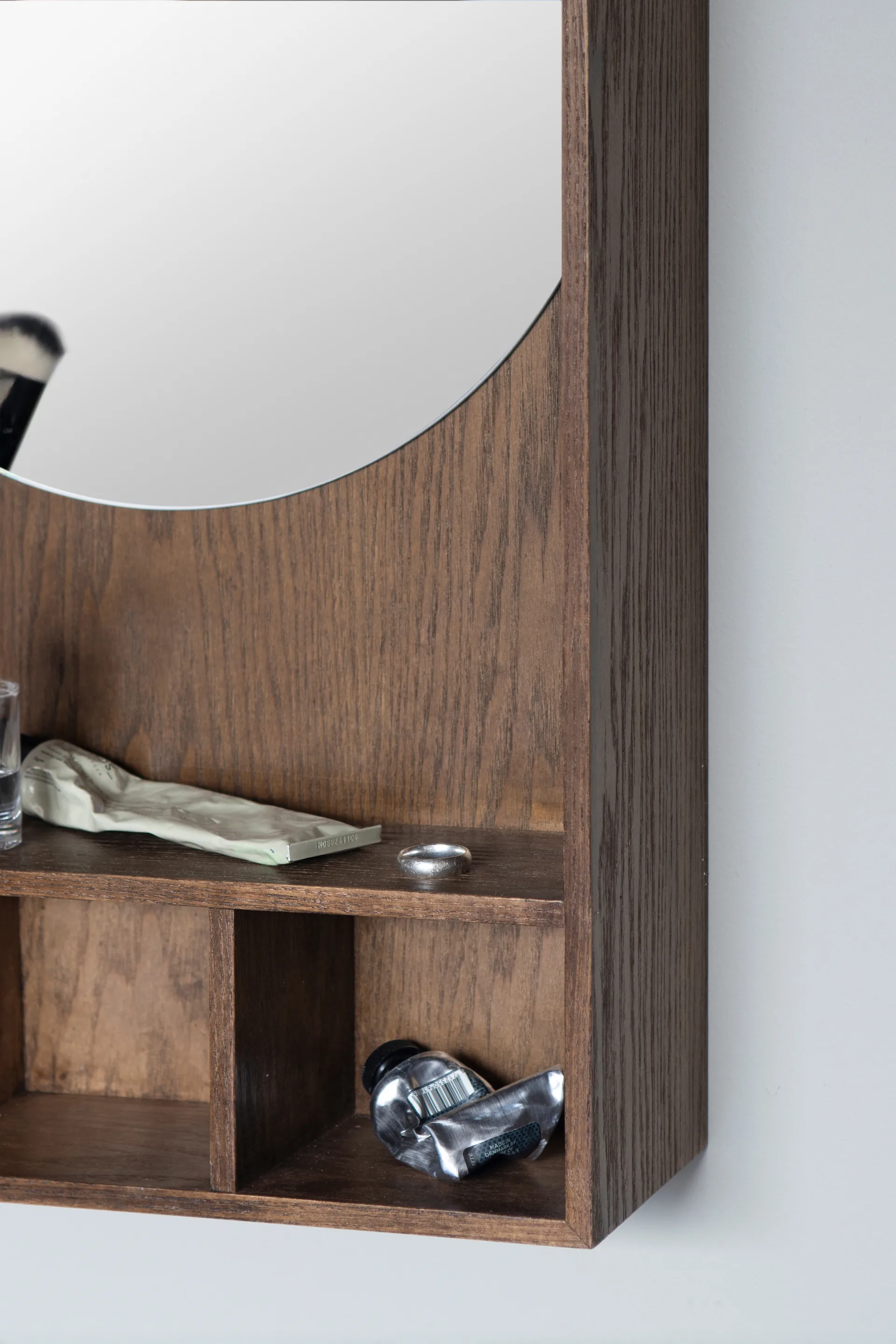 Espejo con estante Show-me large, Dark oiled Mette Ditmer