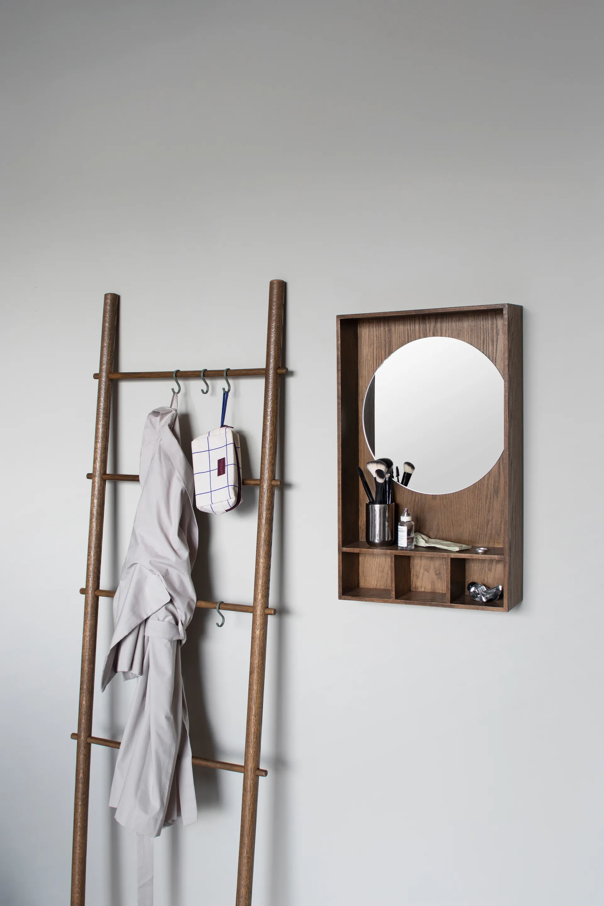 Espejo con estante Show-me large, Dark oiled Mette Ditmer