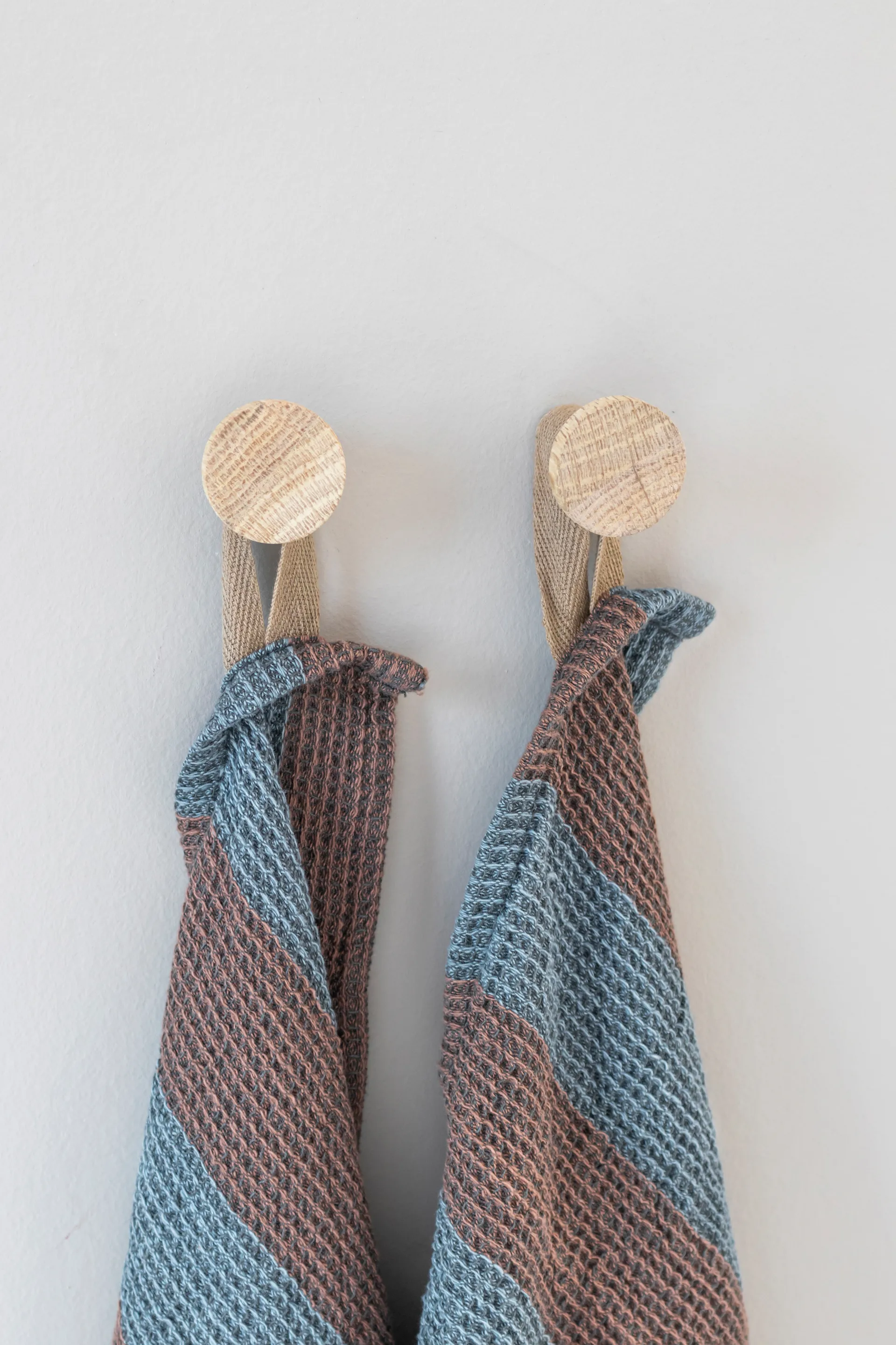 Gancho corto Point, 2 unidades, Roble Mette Ditmer