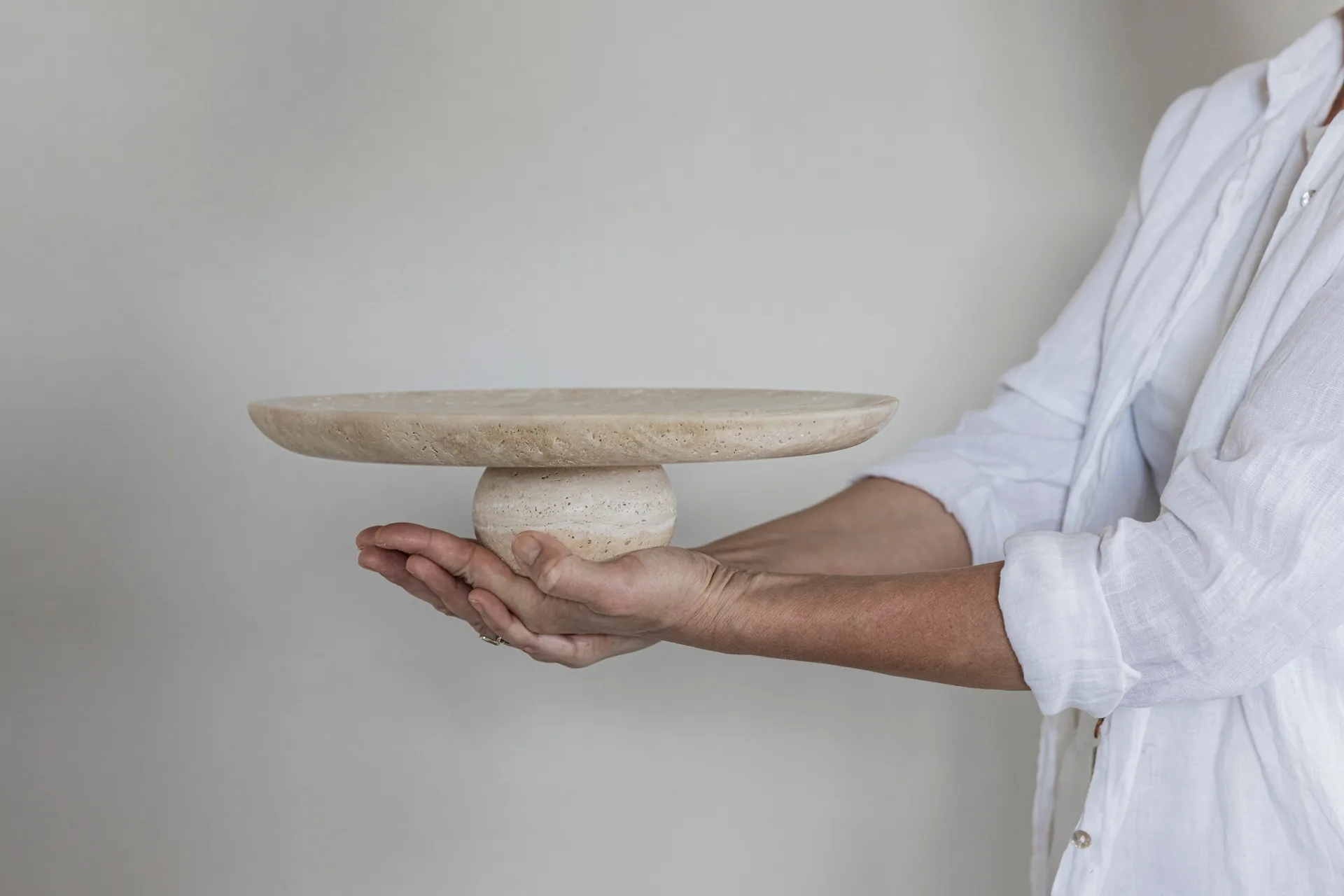 Pedestal Travertin, Lino, Ø32 × 8,5 cm Mette Ditmer