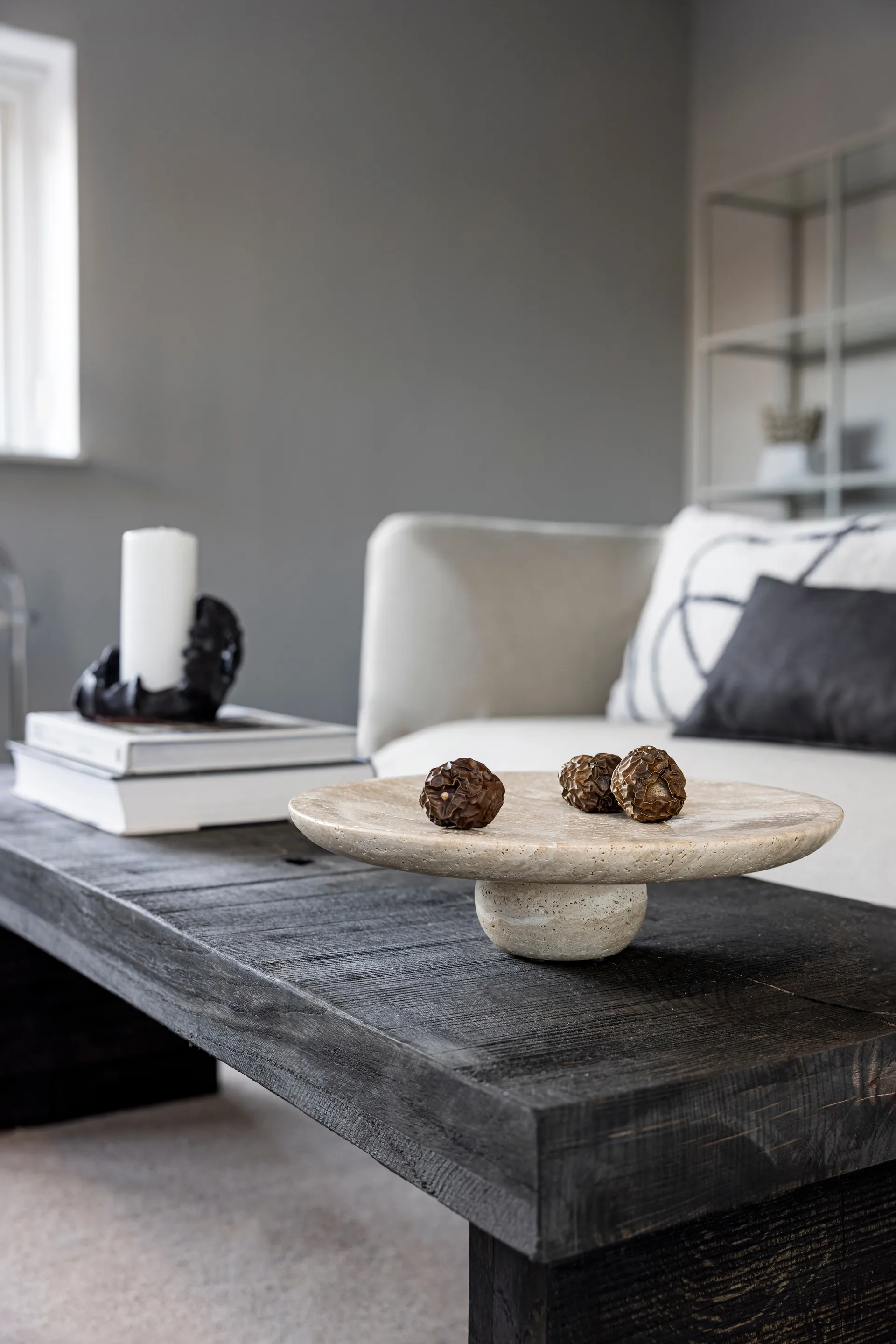 Pedestal Travertin, Lino, Ø32 × 8,5 cm Mette Ditmer